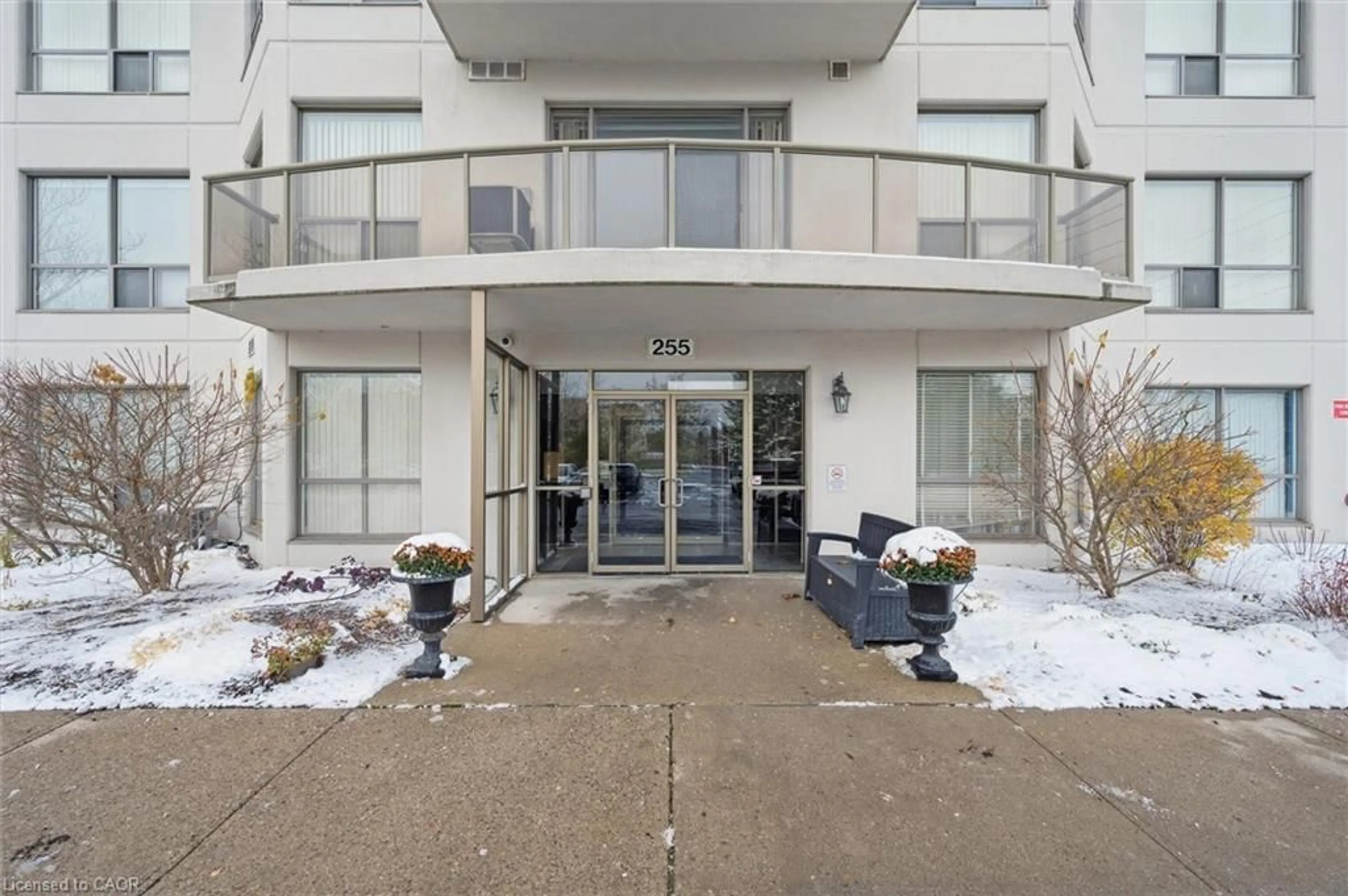 Indoor foyer for 255 Keats Way #706, Waterloo Ontario N2L 6N6