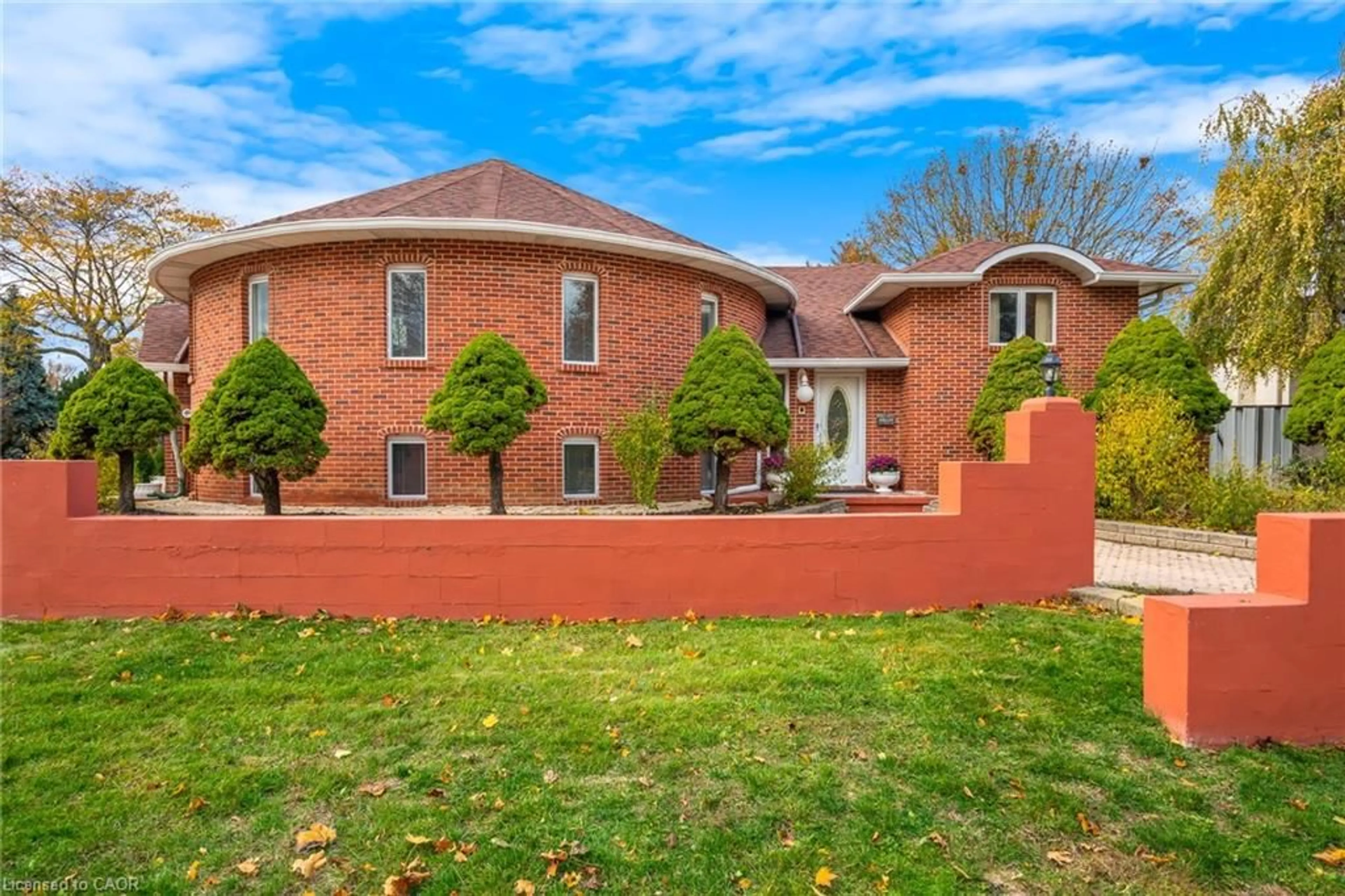 Home with brick exterior material, unknown for 85 Westgate Park Dr, St. Catharines Ontario L2N 5X1