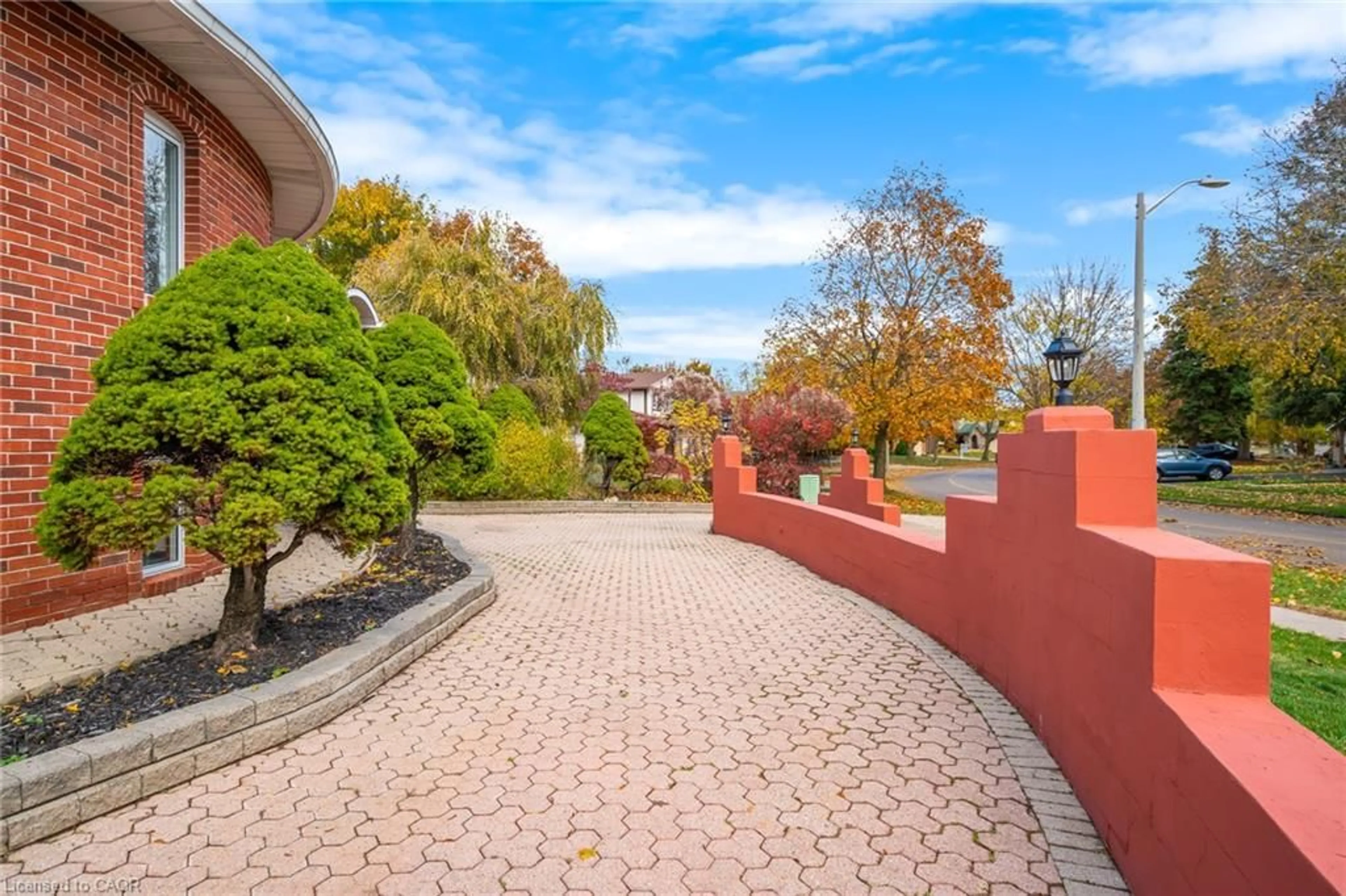 Patio, street for 85 Westgate Park Dr, St. Catharines Ontario L2N 5X1