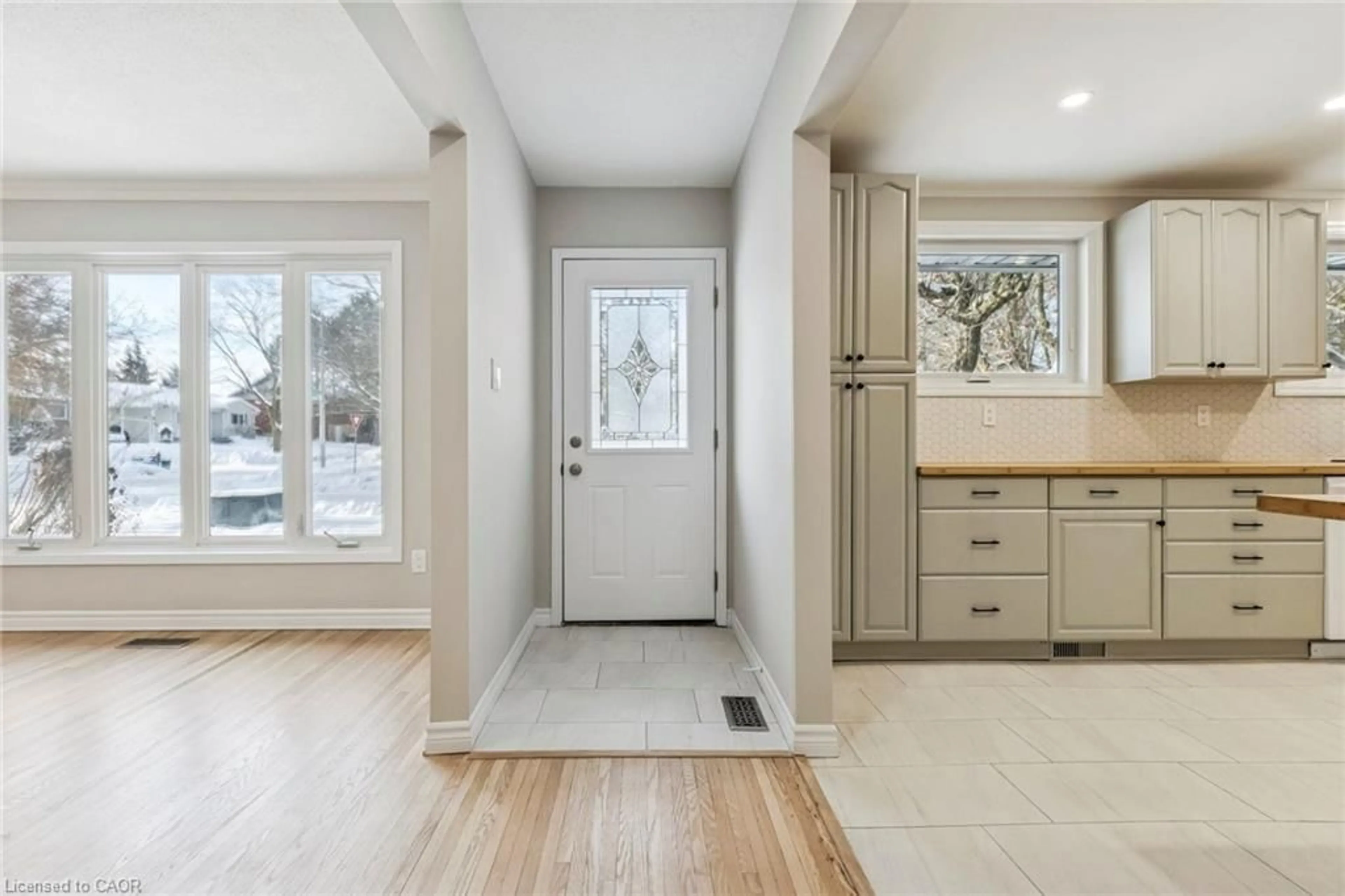 Indoor entryway for 520 Teakwood Dr, Waterloo Ontario N2L 4L4