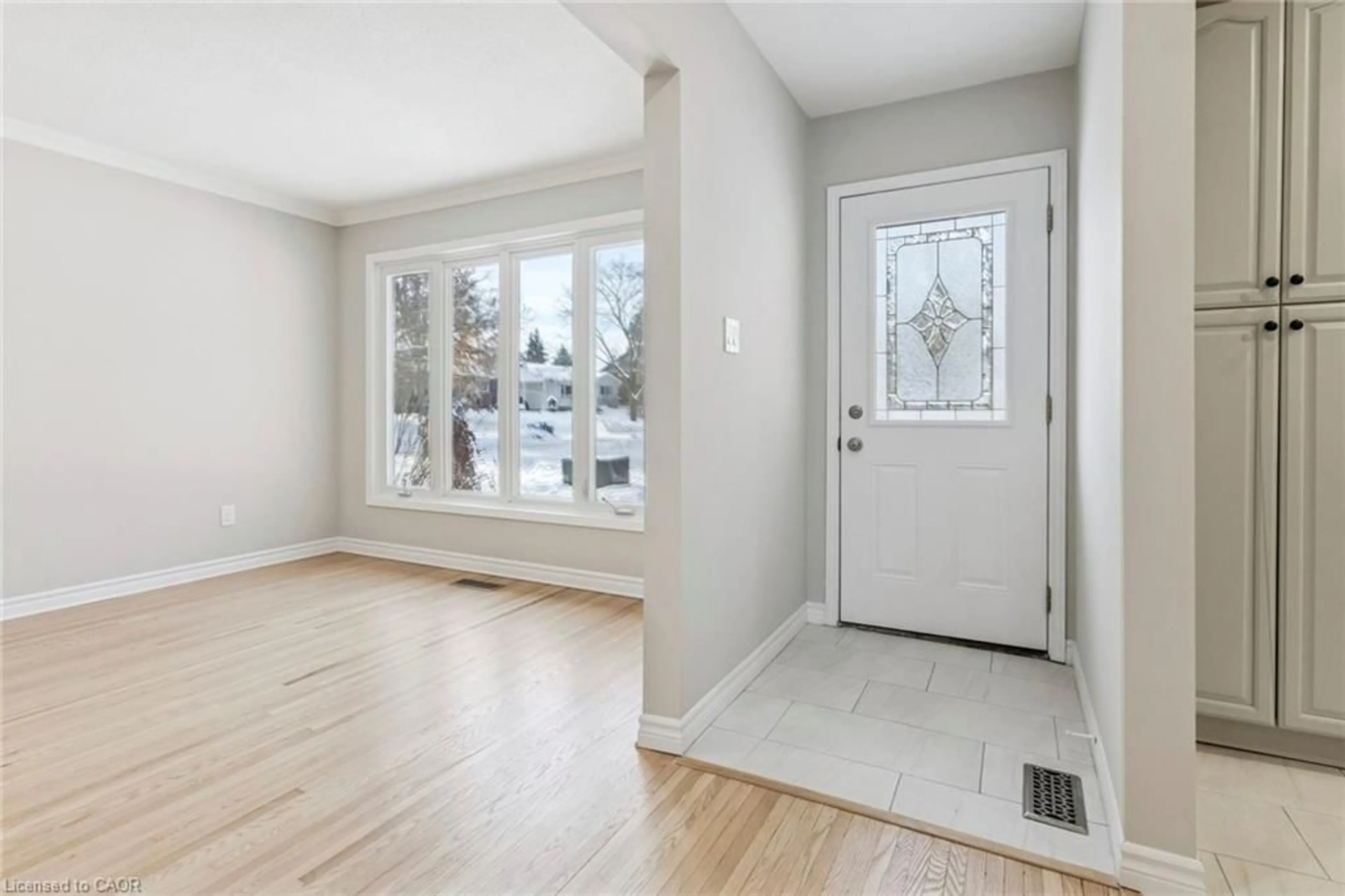 Indoor entryway for 520 Teakwood Dr, Waterloo Ontario N2L 4L4