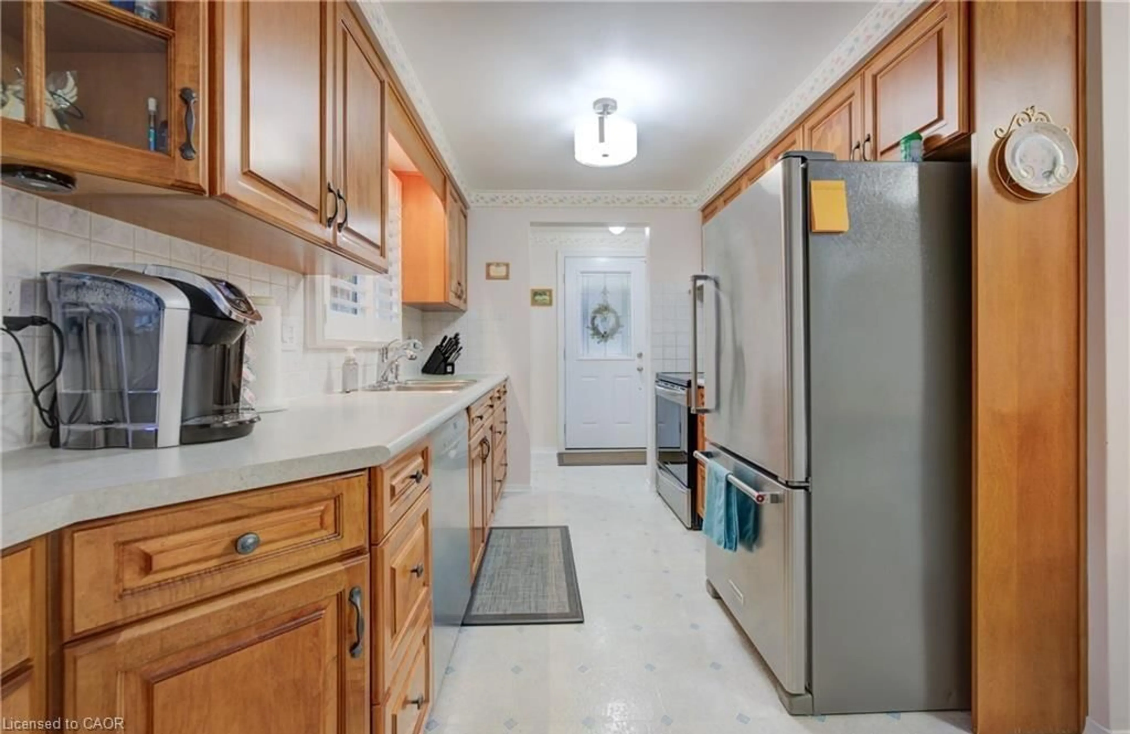 Standard kitchen, ceramic/tile floor for 131 Gracefield Cres, Kitchener Ontario N2E 1R8