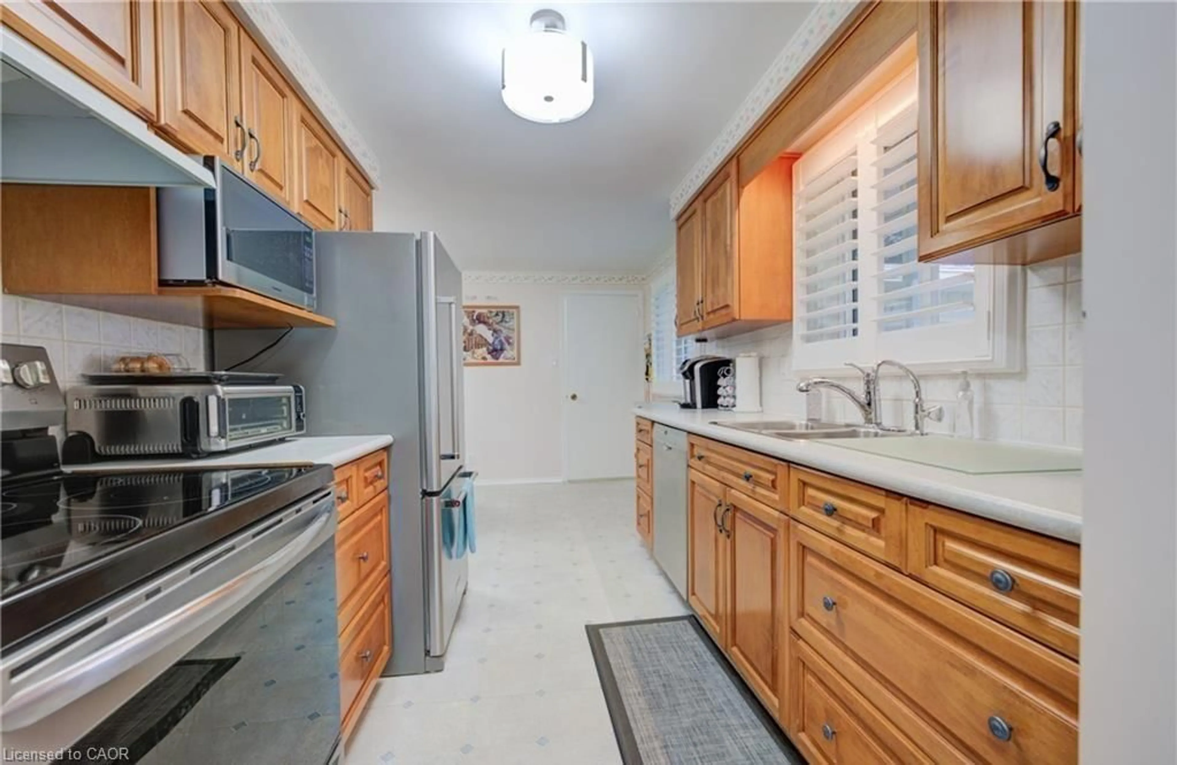 Standard kitchen, ceramic/tile floor for 131 Gracefield Cres, Kitchener Ontario N2E 1R8