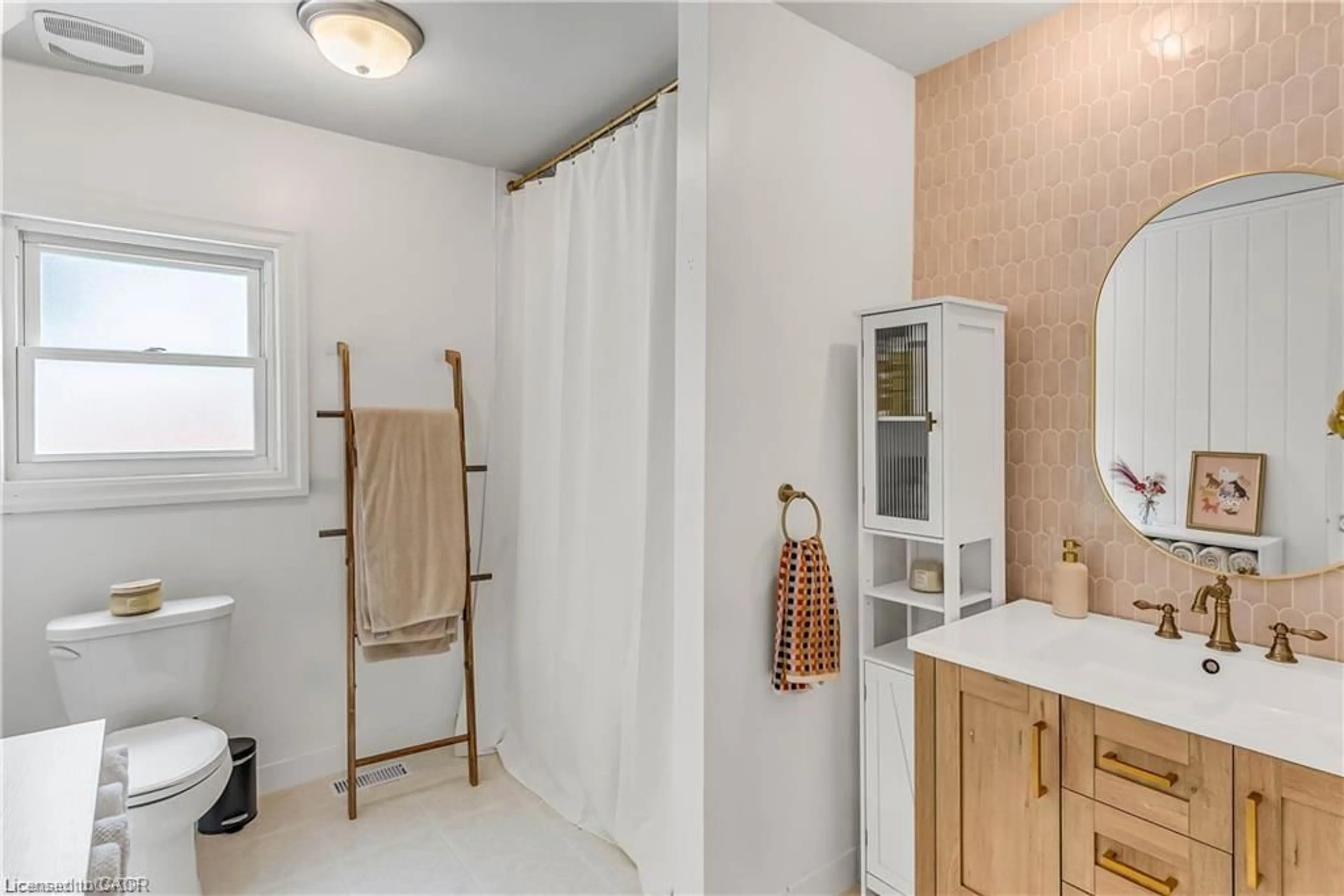 Standard bathroom, ceramic/tile floor for 50 Wellington St, Paris Ontario N3L 1T4