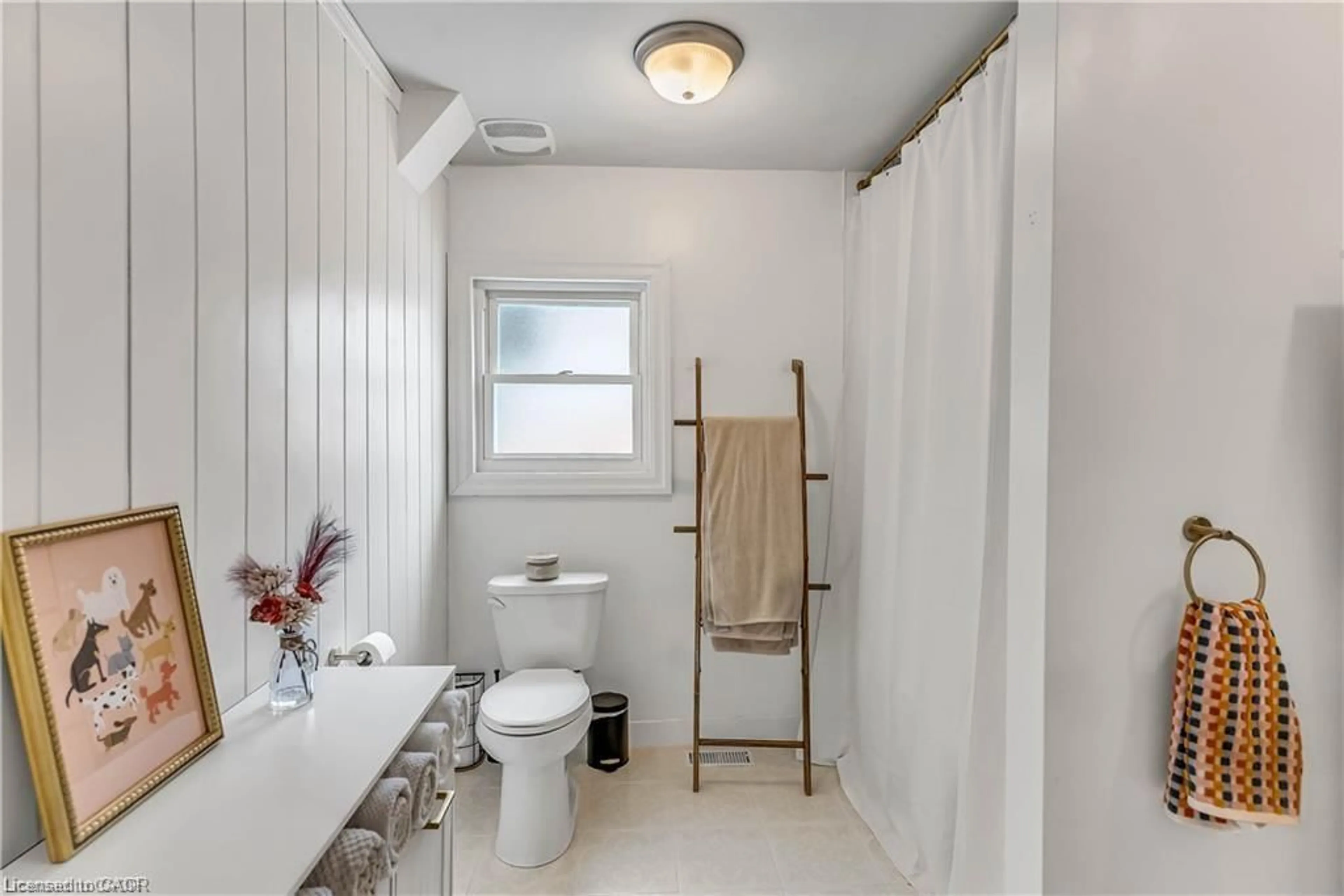Standard bathroom, ceramic/tile floor for 50 Wellington St, Paris Ontario N3L 1T4