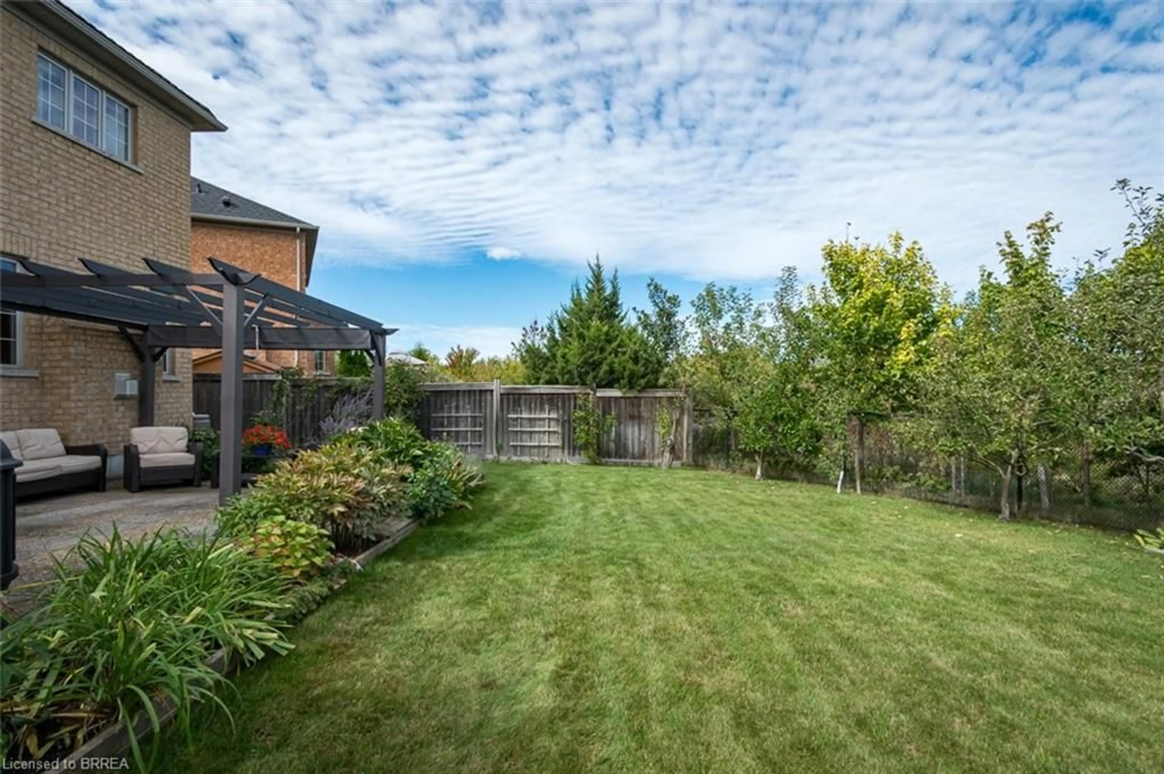 A pic from outside/outdoor area/front of a property/back of a property/a pic from drone, unknown for 318 Malboeuf Crt, Milton Ontario L9T 7Y5