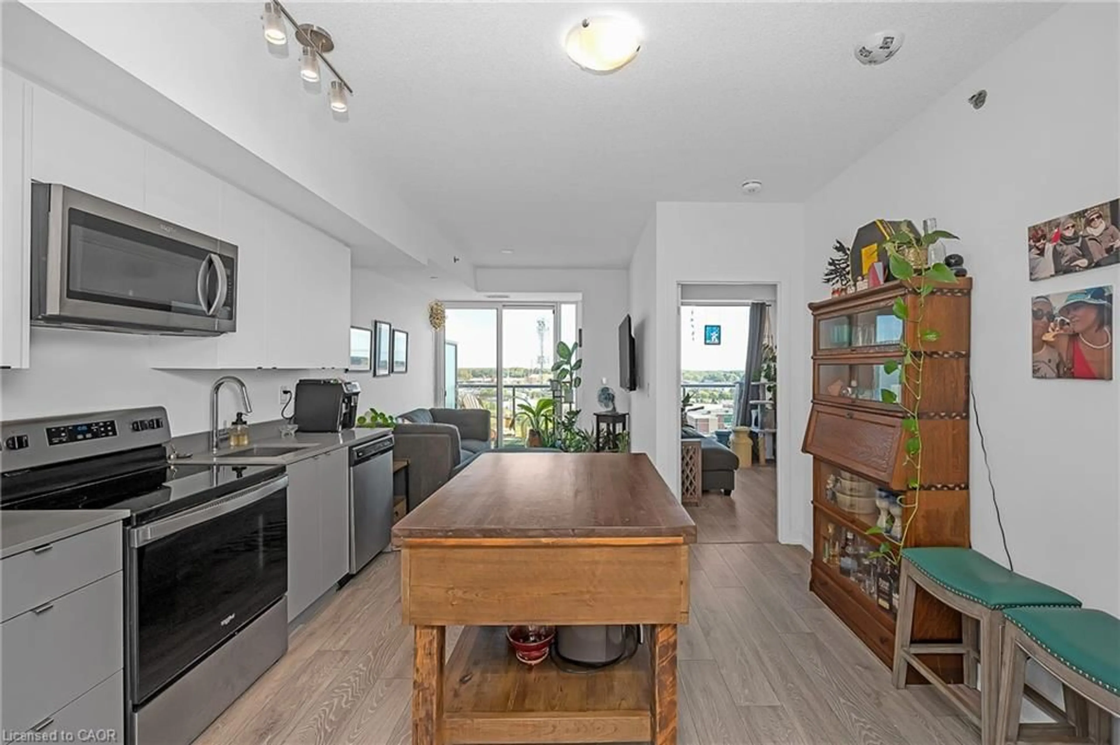 Standard kitchen, unknown for 3200 Dakota Common #1011, Burlington Ontario L7M 2A7