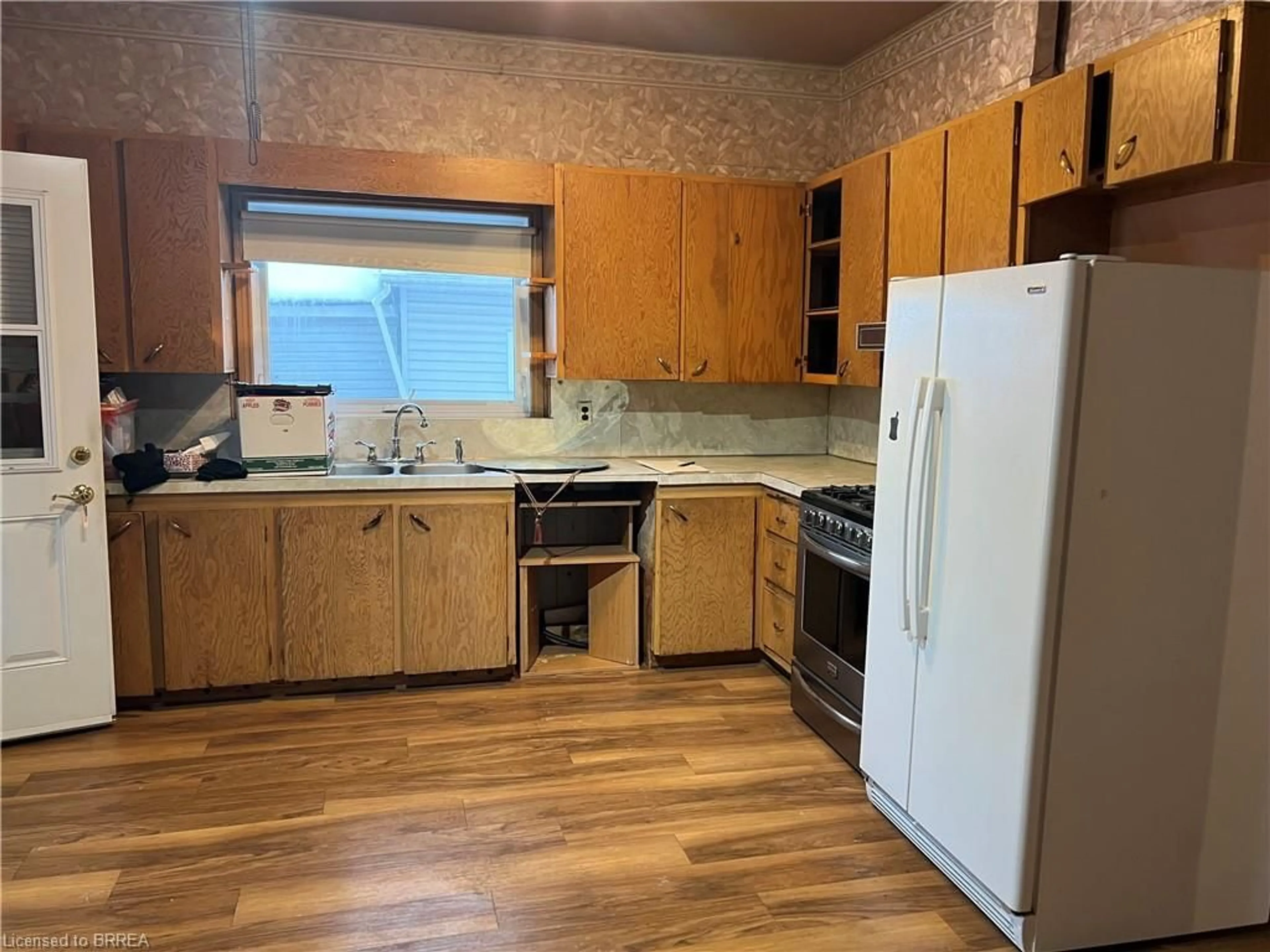 Standard kitchen, unknown for 49 Pearl St, Brantford Ontario N3T 3N5