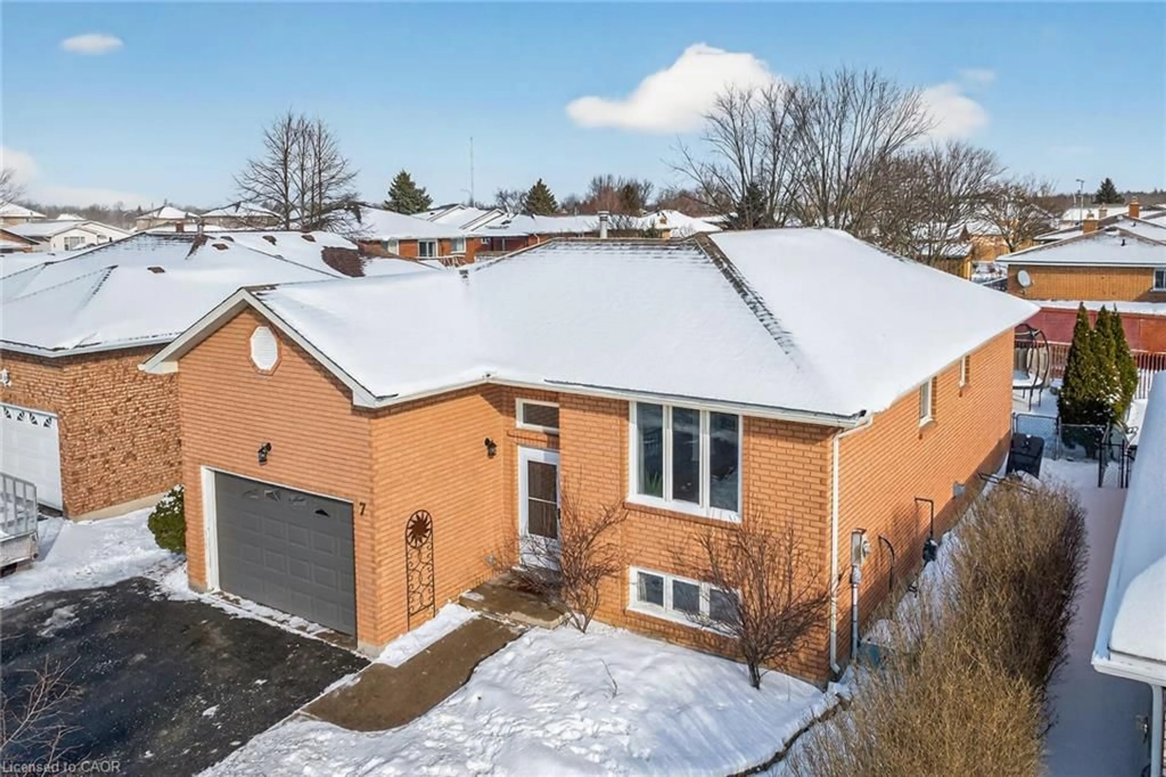 A pic from outside/outdoor area/front of a property/back of a property/a pic from drone, street for 7 Country Club Rd, Cayuga Ontario N0A 1E0