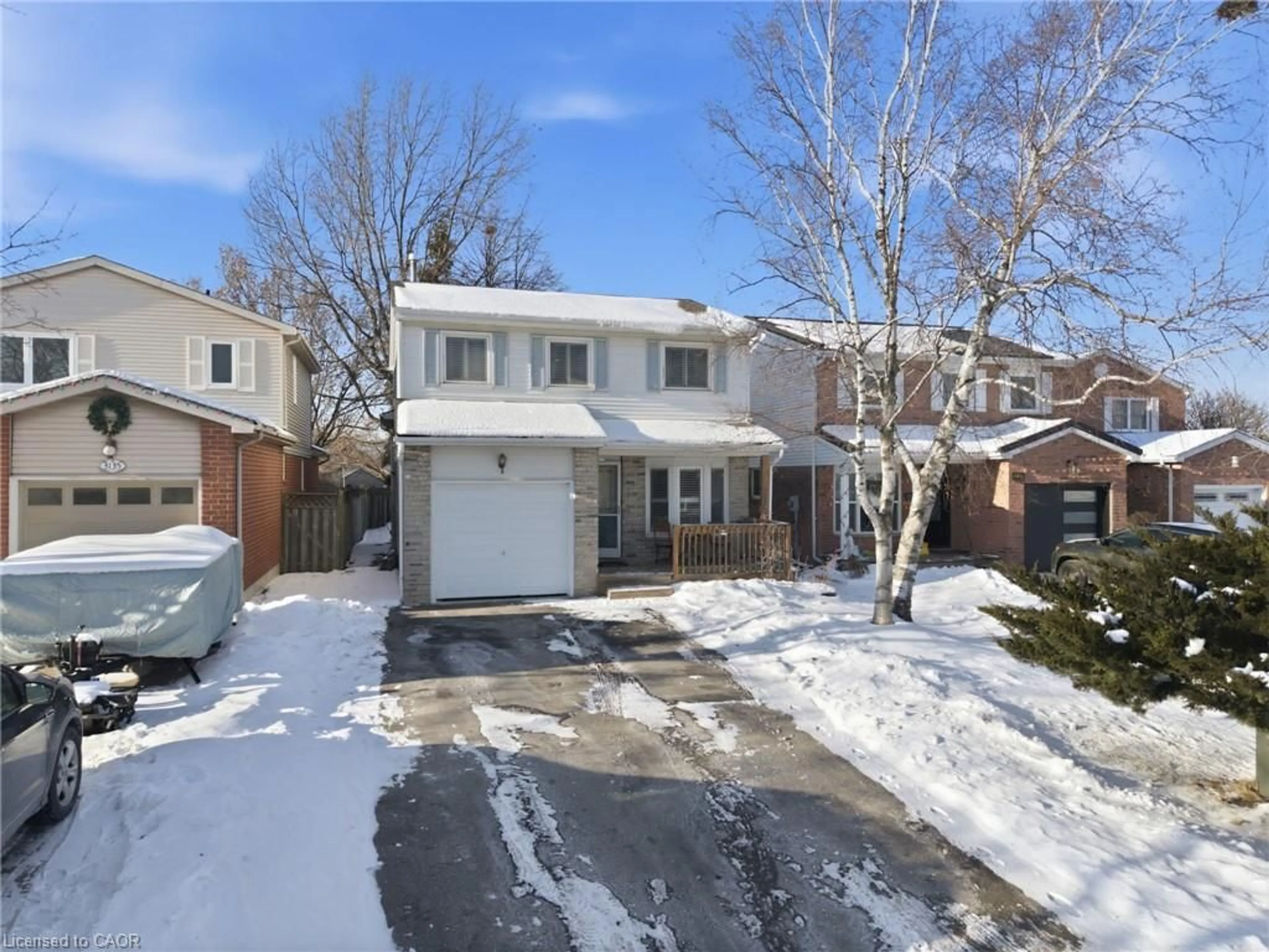 A pic from outside/outdoor area/front of a property/back of a property/a pic from drone, street for 3137 Sandcliffe Crt, Burlington Ontario L7M 3H1