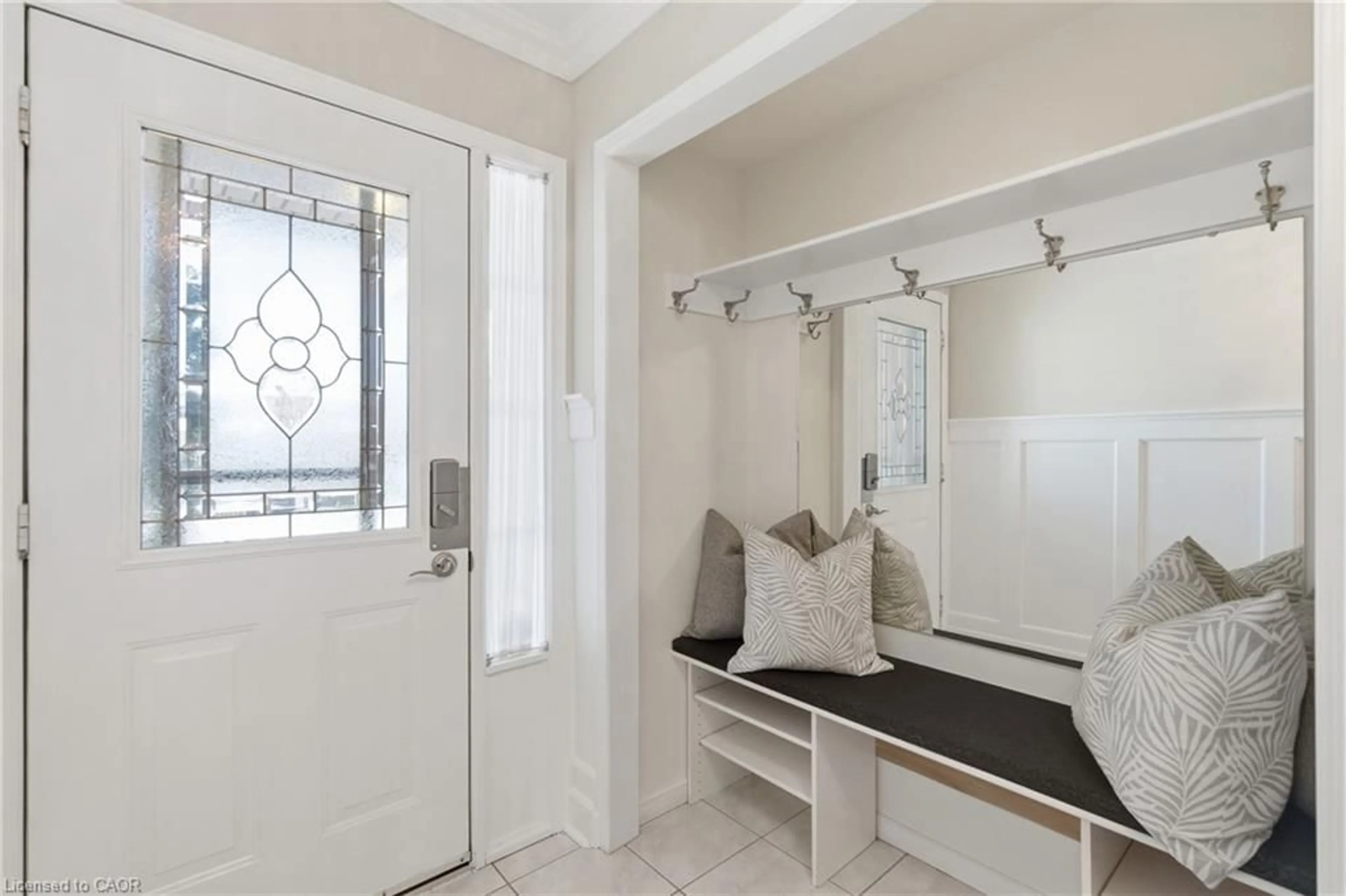 Indoor entryway for 174 Highbury Dr #11, Stoney Creek Ontario L8J 3T8