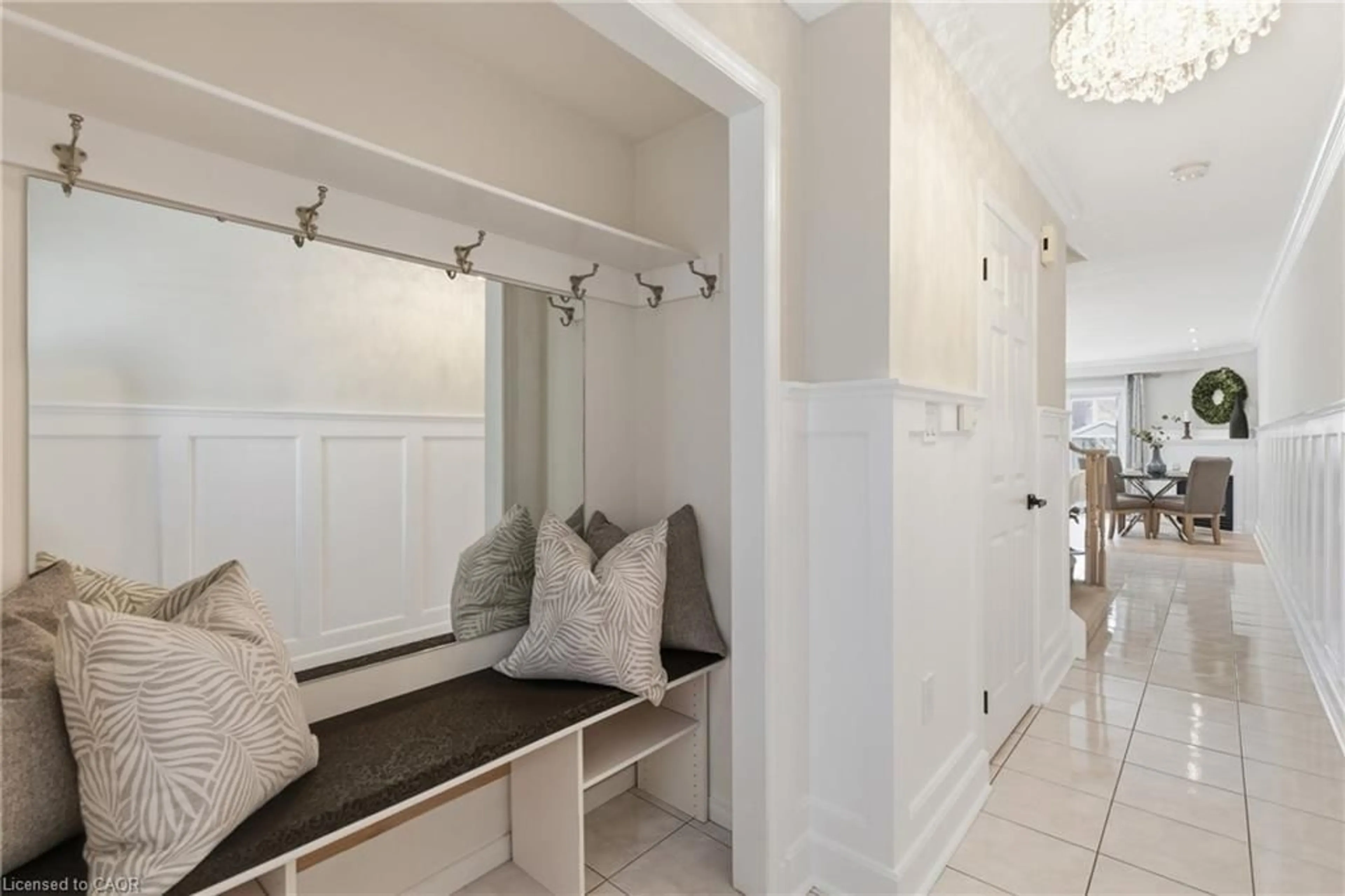 Indoor entryway for 174 Highbury Dr #11, Stoney Creek Ontario L8J 3T8