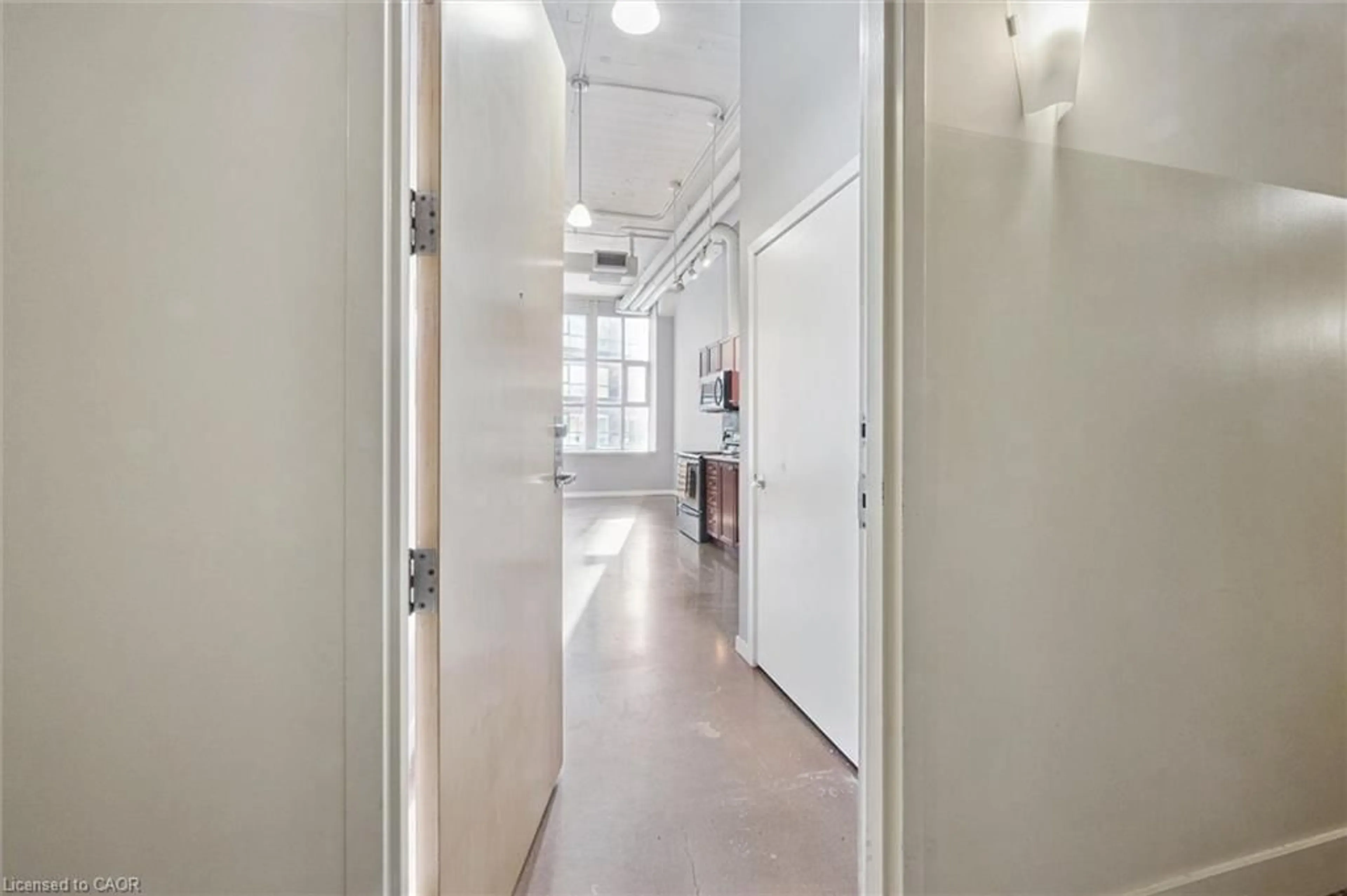 Indoor foyer for 410 King St #218, Kitchener Ontario N2G 1C3