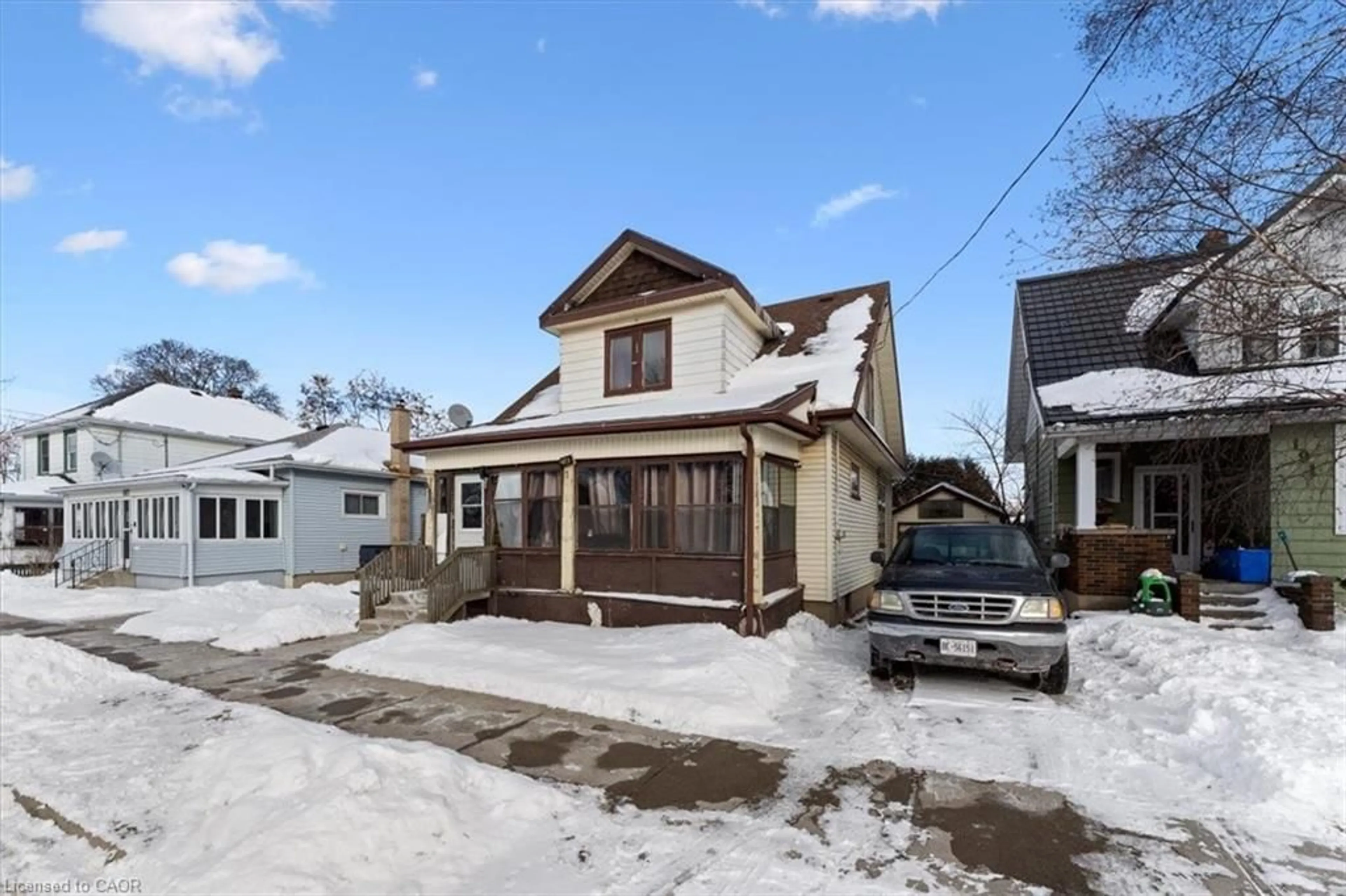 A pic from outside/outdoor area/front of a property/back of a property/a pic from drone, street for 189 Kent St, Simcoe Ontario N3Y 2Y2