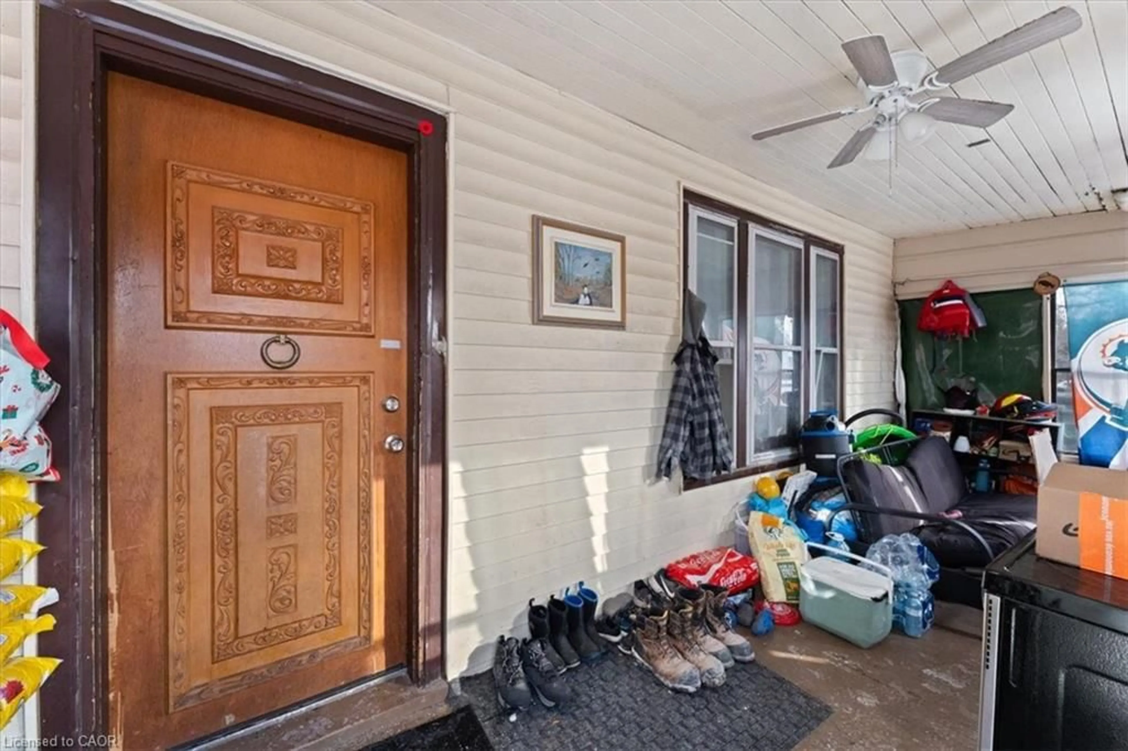 Indoor entryway for 189 Kent St, Simcoe Ontario N3Y 2Y2