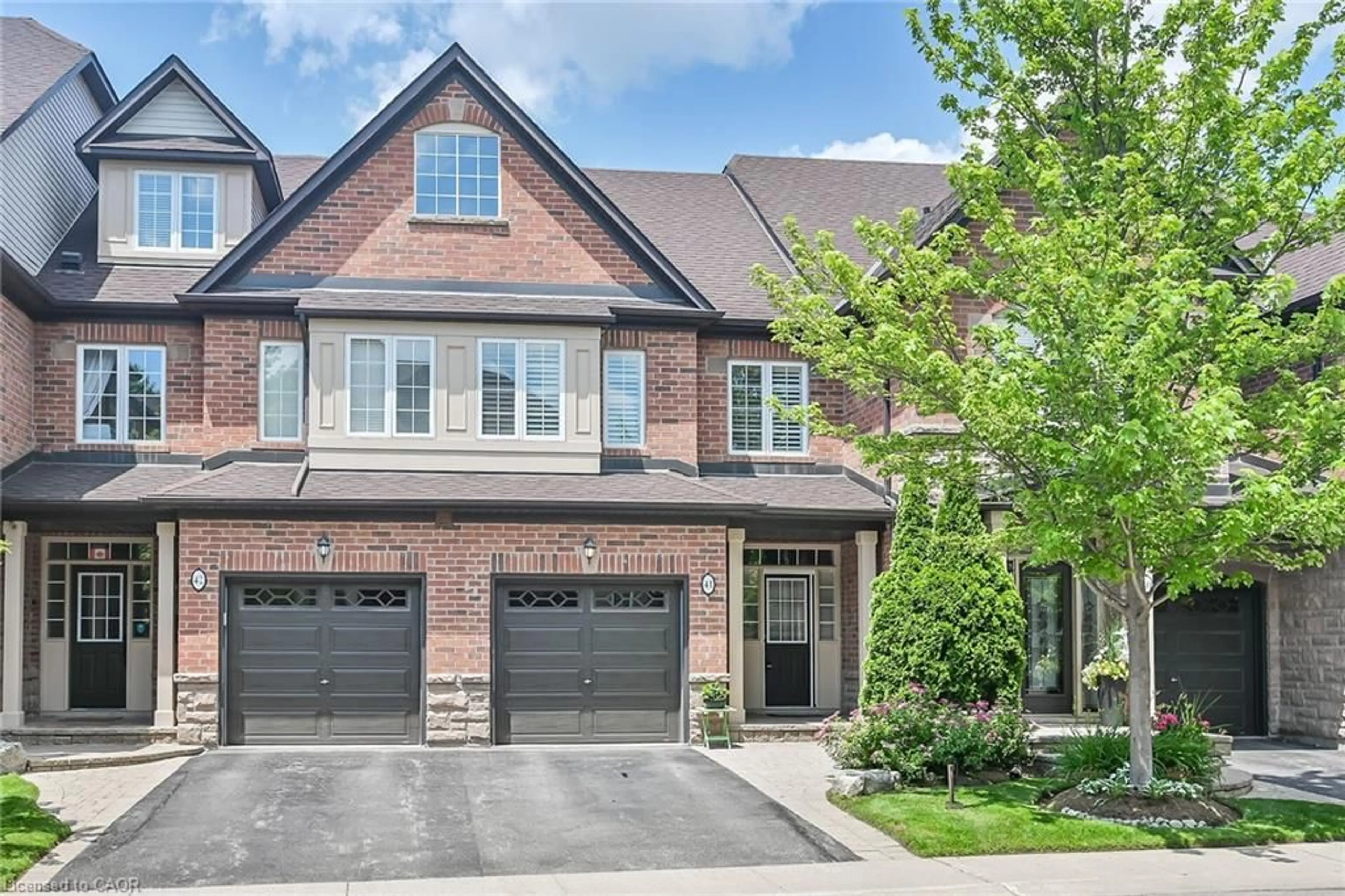 Home with brick exterior material, street for 300 Ravineview Way #41, Oakville Ontario L6H 7J2