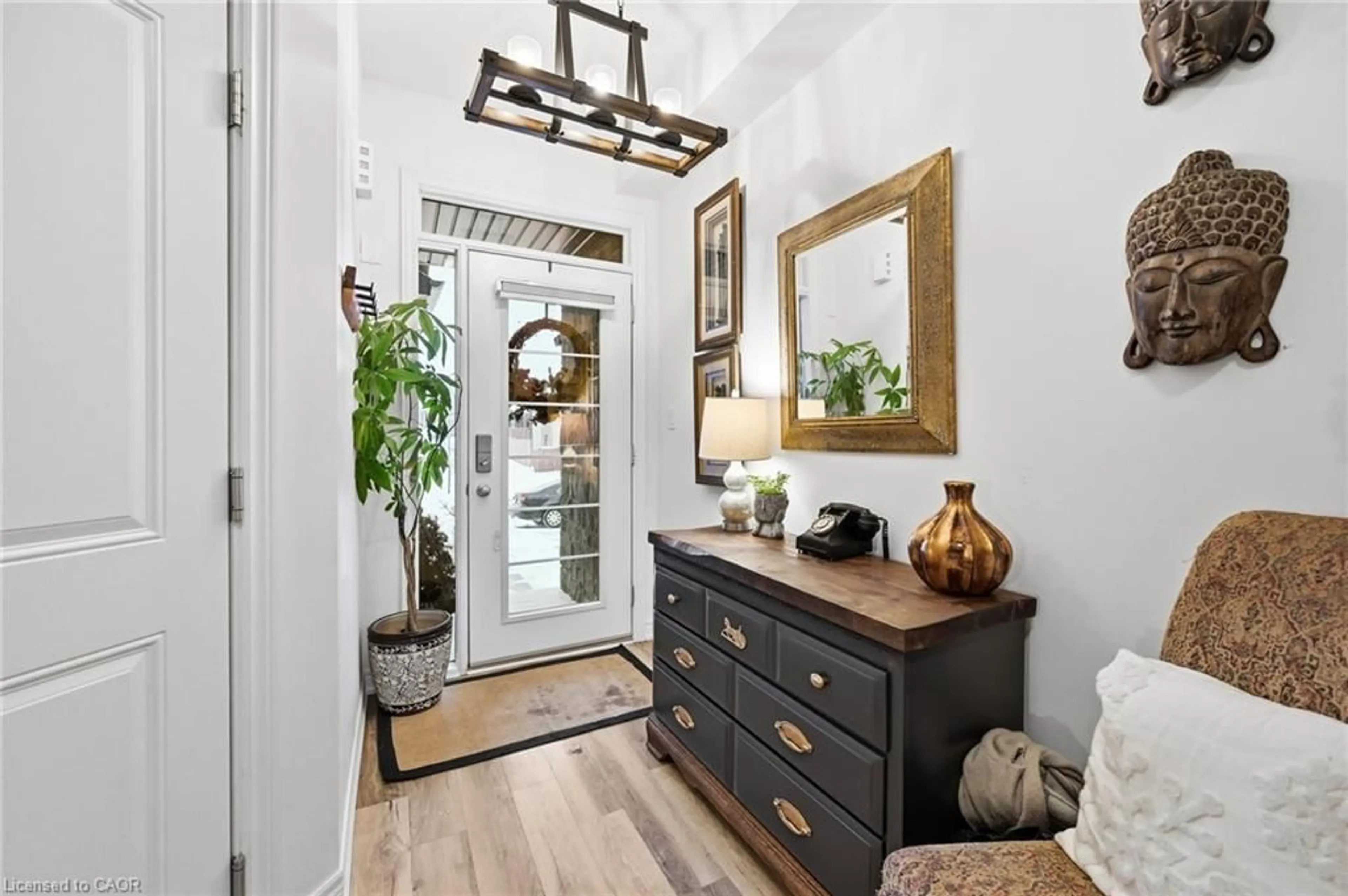 Indoor entryway for 3969 Crown Street, Lincoln Ontario L3J 0S7