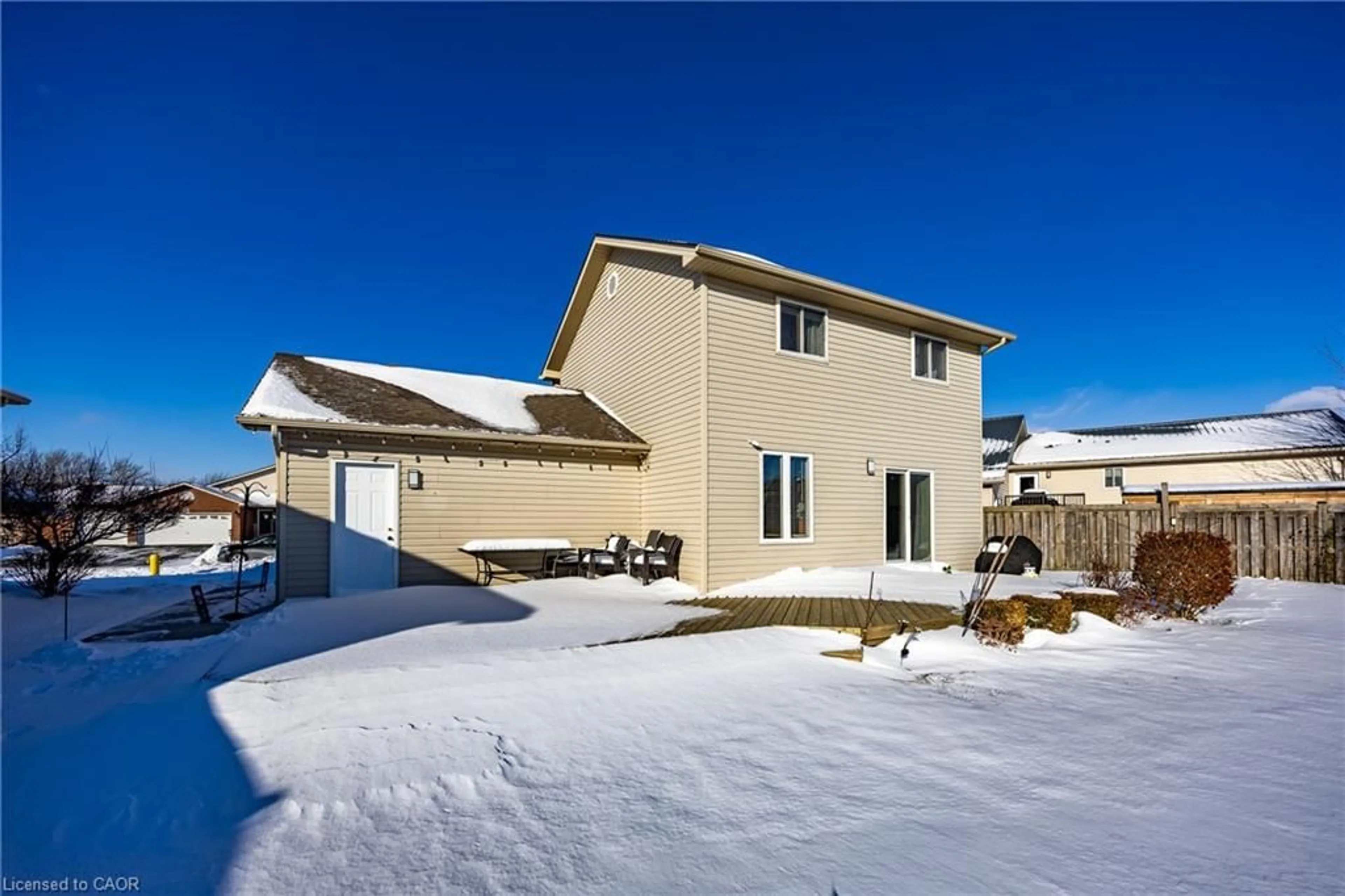 A pic from outside/outdoor area/front of a property/back of a property/a pic from drone, street for 47 Oak Cres, Hagersville Ontario N0A 1H0