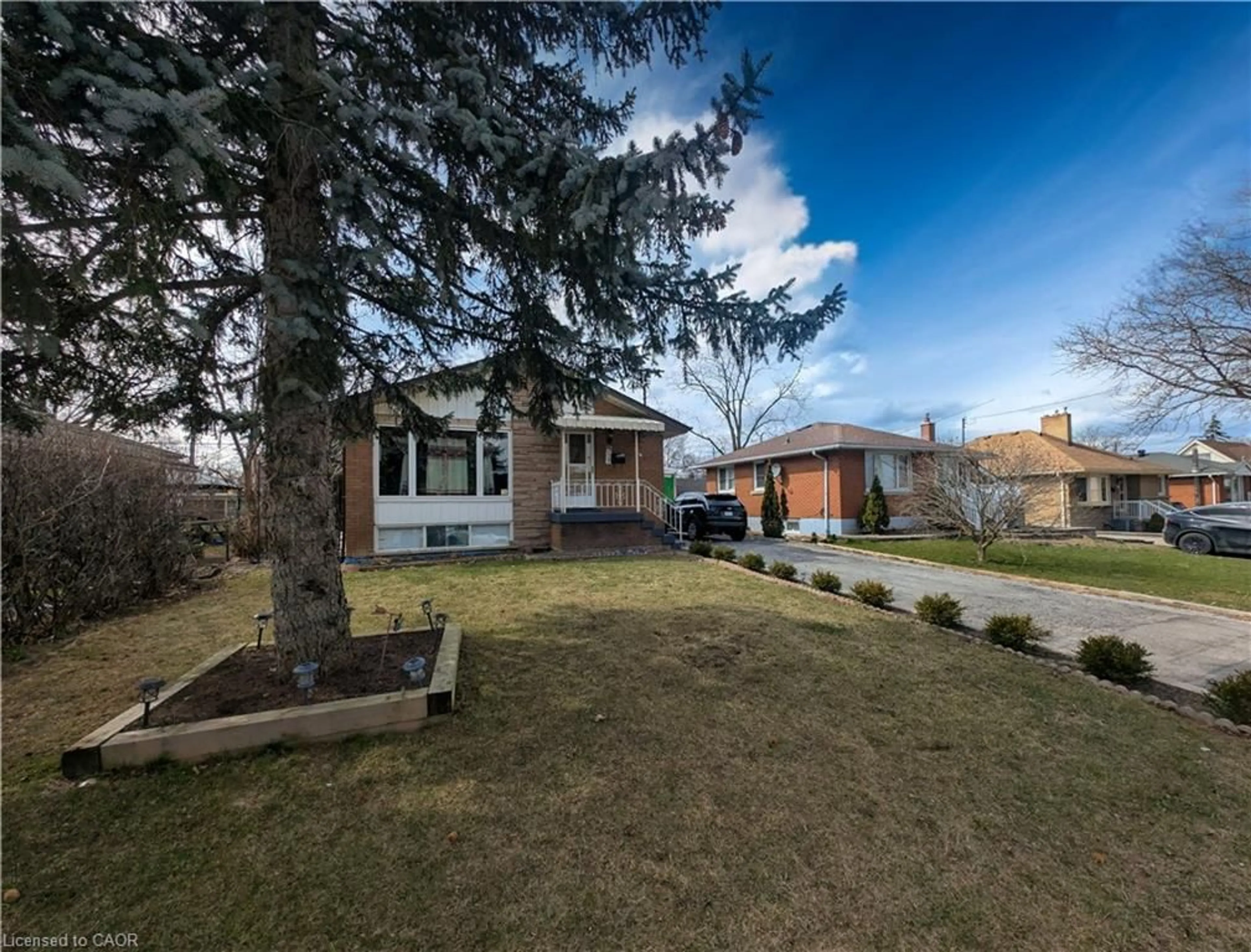 A pic from outside/outdoor area/front of a property/back of a property/a pic from drone, street for 208 West 19th St, Hamilton Ontario L9C 4J2