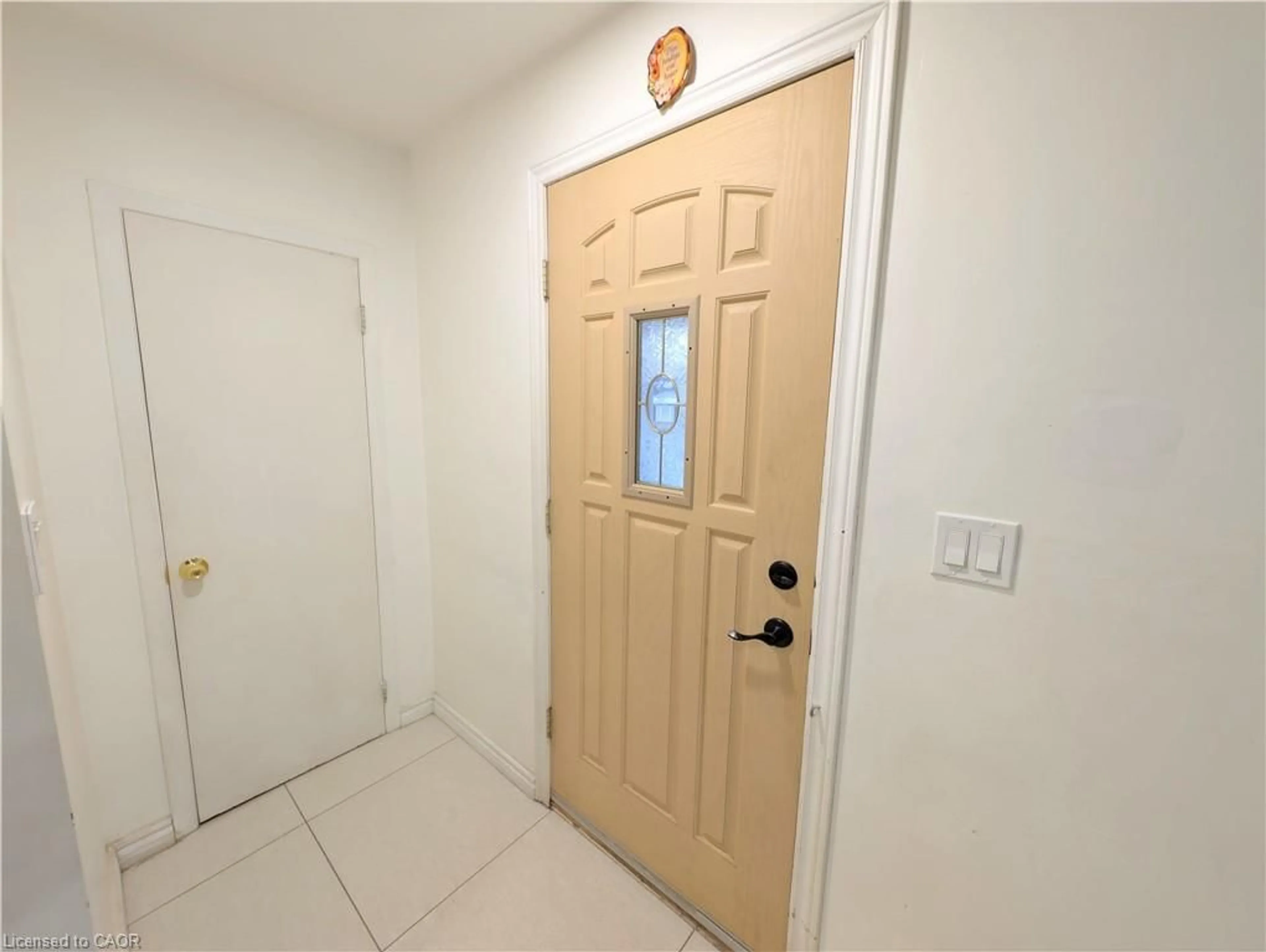 Indoor entryway for 208 West 19th St, Hamilton Ontario L9C 4J2