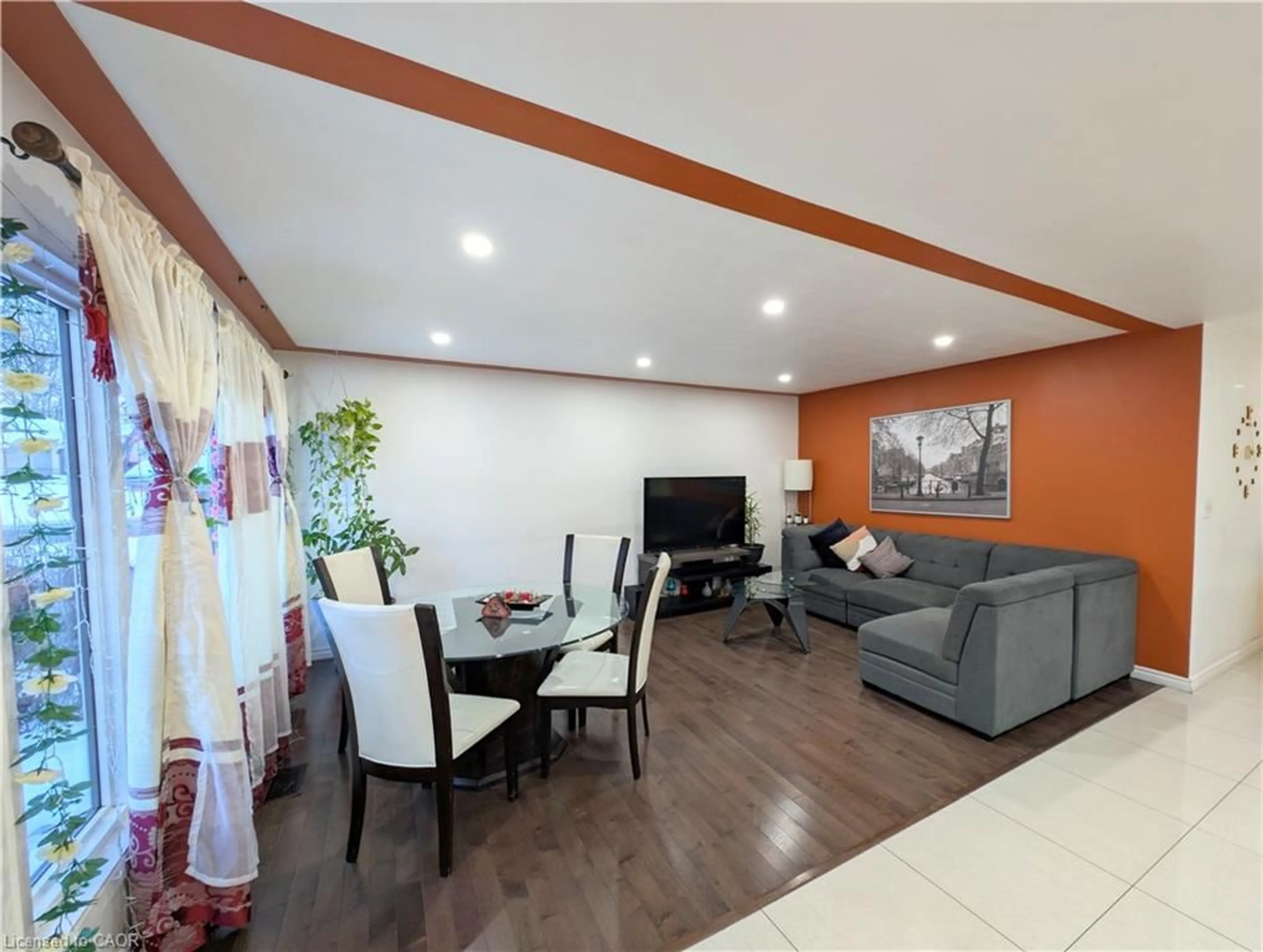 Living room with furniture, wood/laminate floor for 208 West 19th St, Hamilton Ontario L9C 4J2