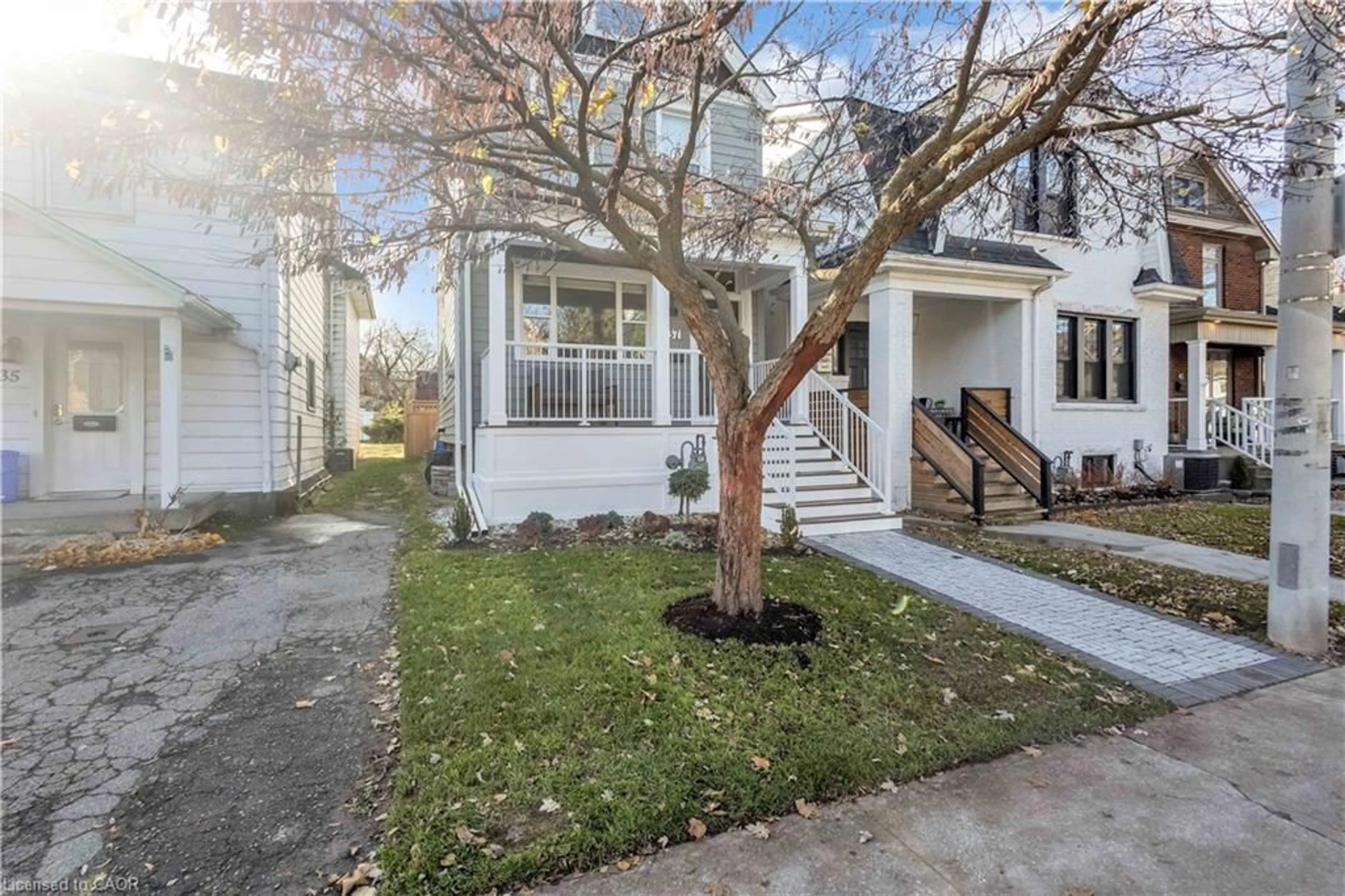 Home with vinyl exterior material, street for 37 Chatham St, Hamilton Ontario L8P 2B3