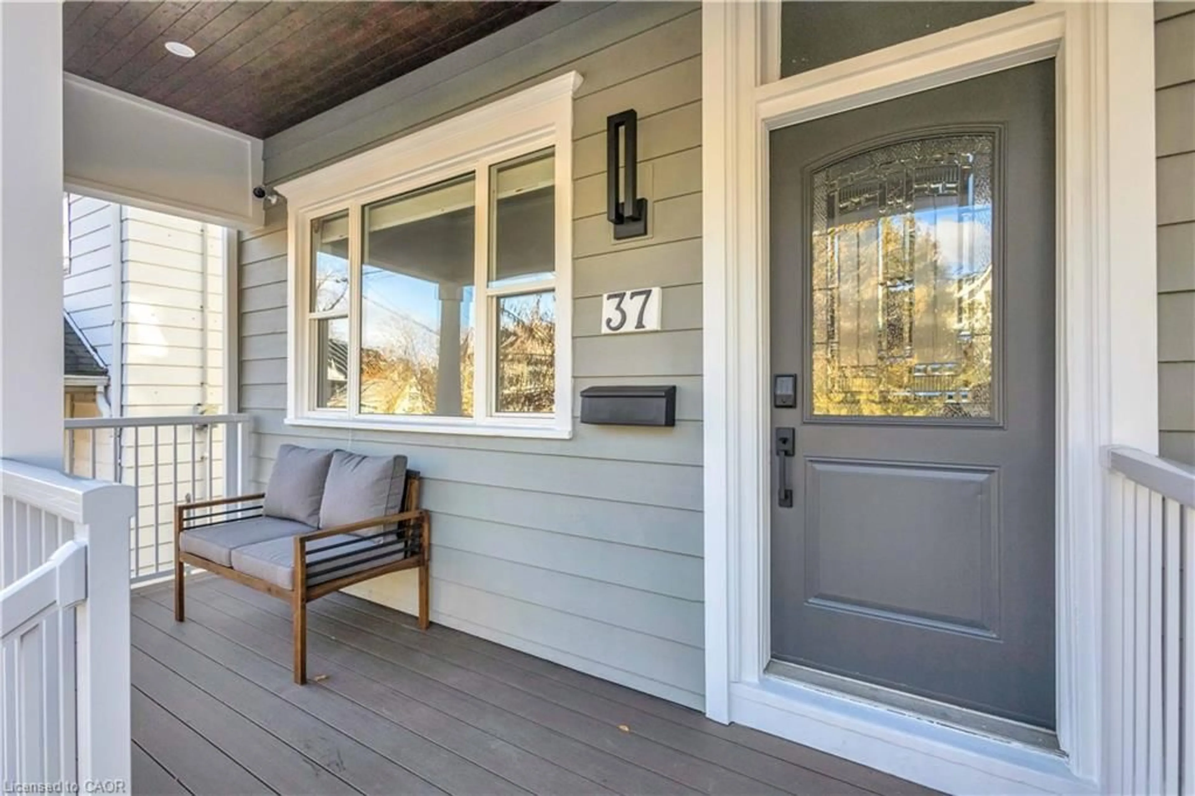 Indoor entryway for 37 Chatham St, Hamilton Ontario L8P 2B3