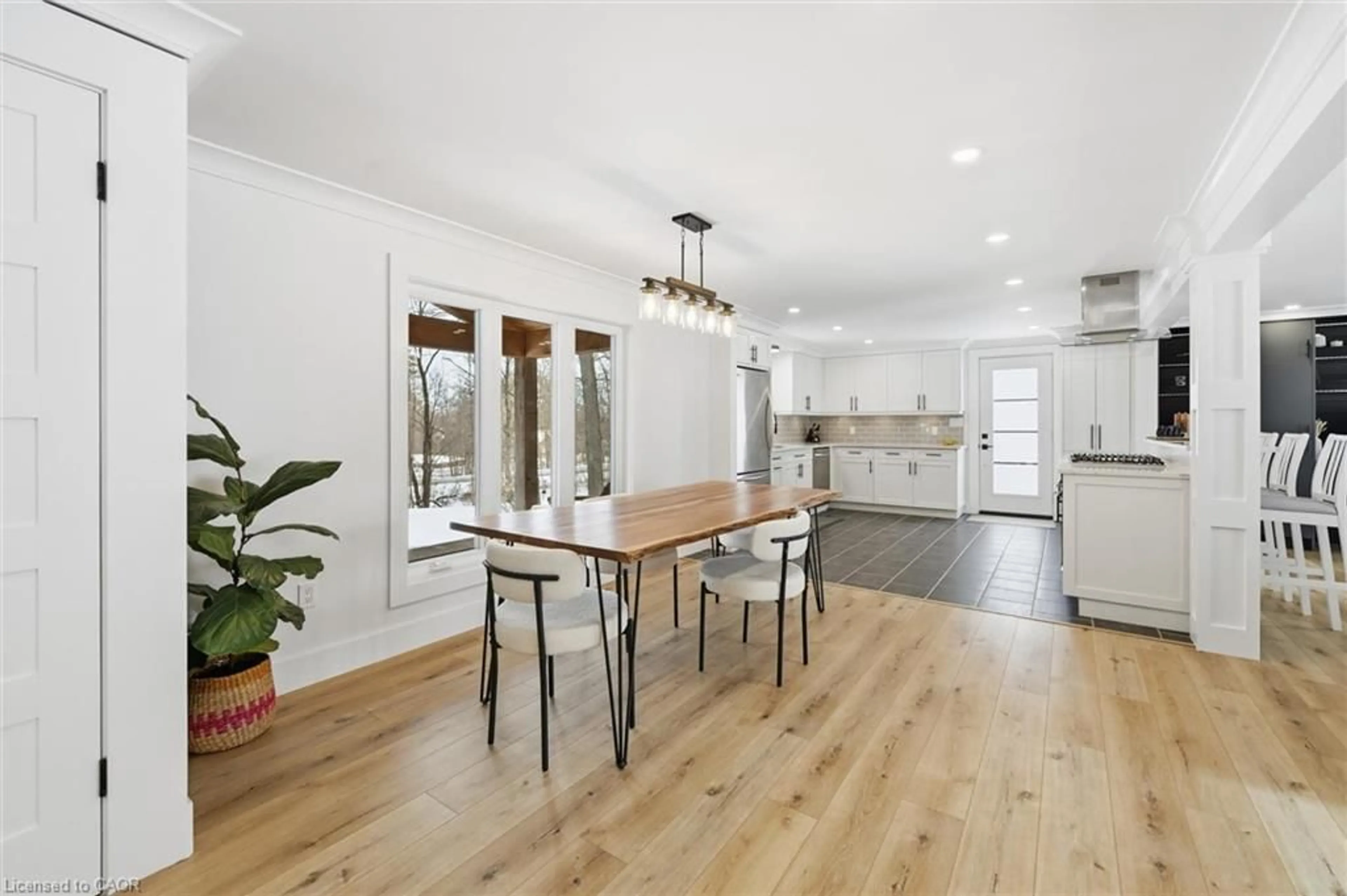 Open concept kitchen, wood/laminate floor for 220 5th Line, Caledonia Ontario N3W 2A5