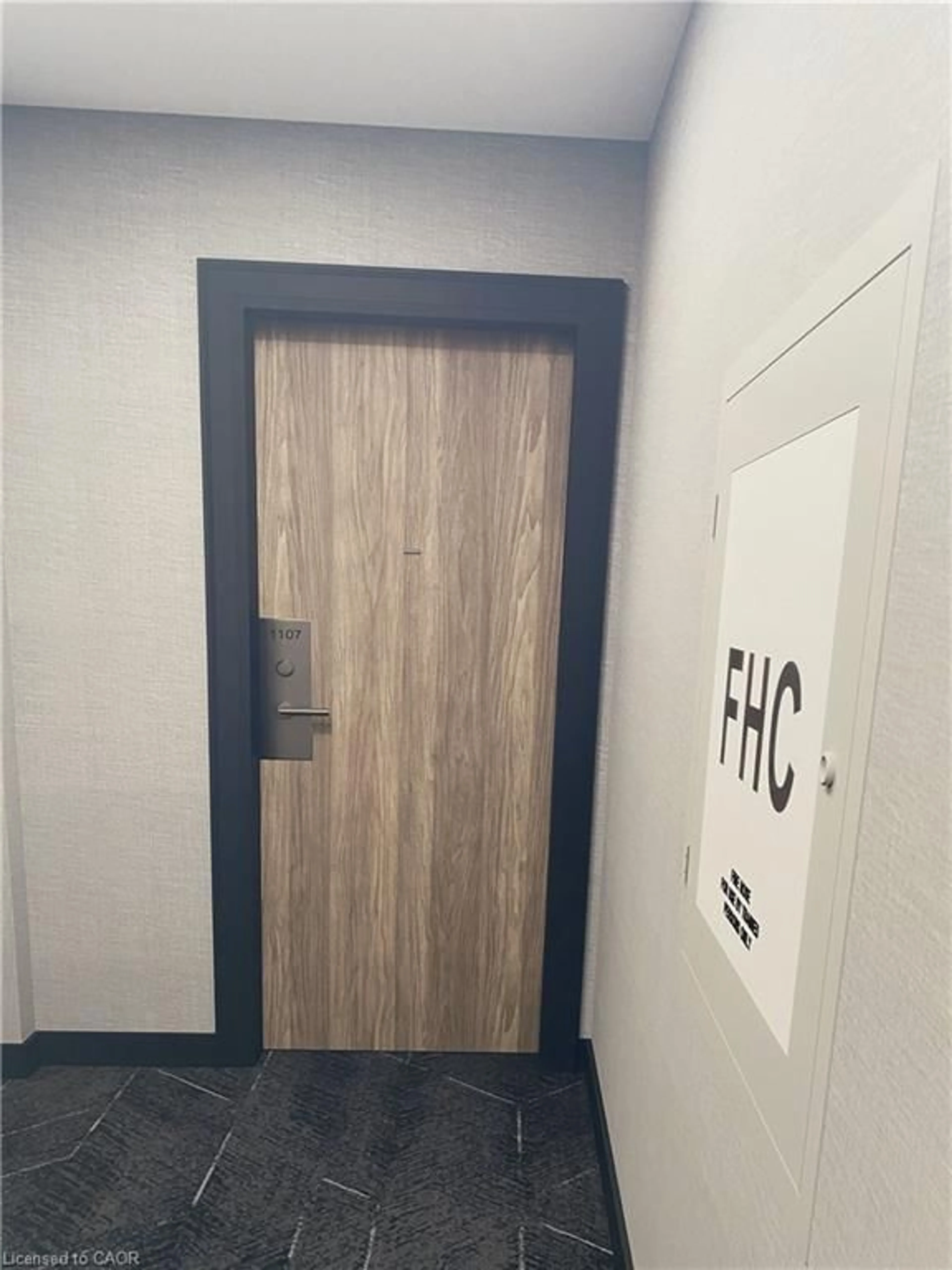 Indoor foyer for 150 Charlton Ave #2908, Hamilton Ontario L8N 3X3