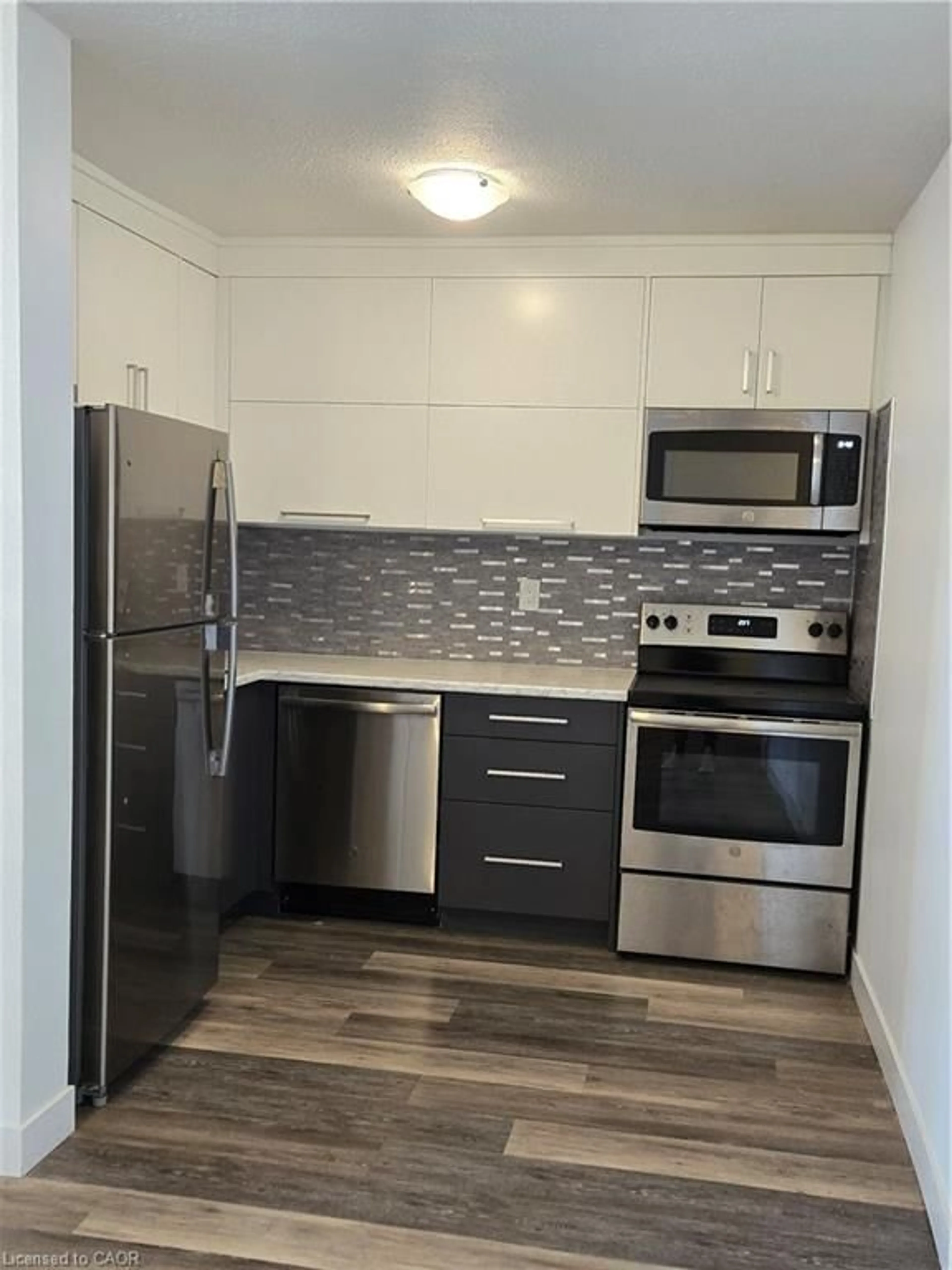 Standard kitchen, wood/laminate floor for 563 Mornington Ave #706, London Ontario N5Y 4T8