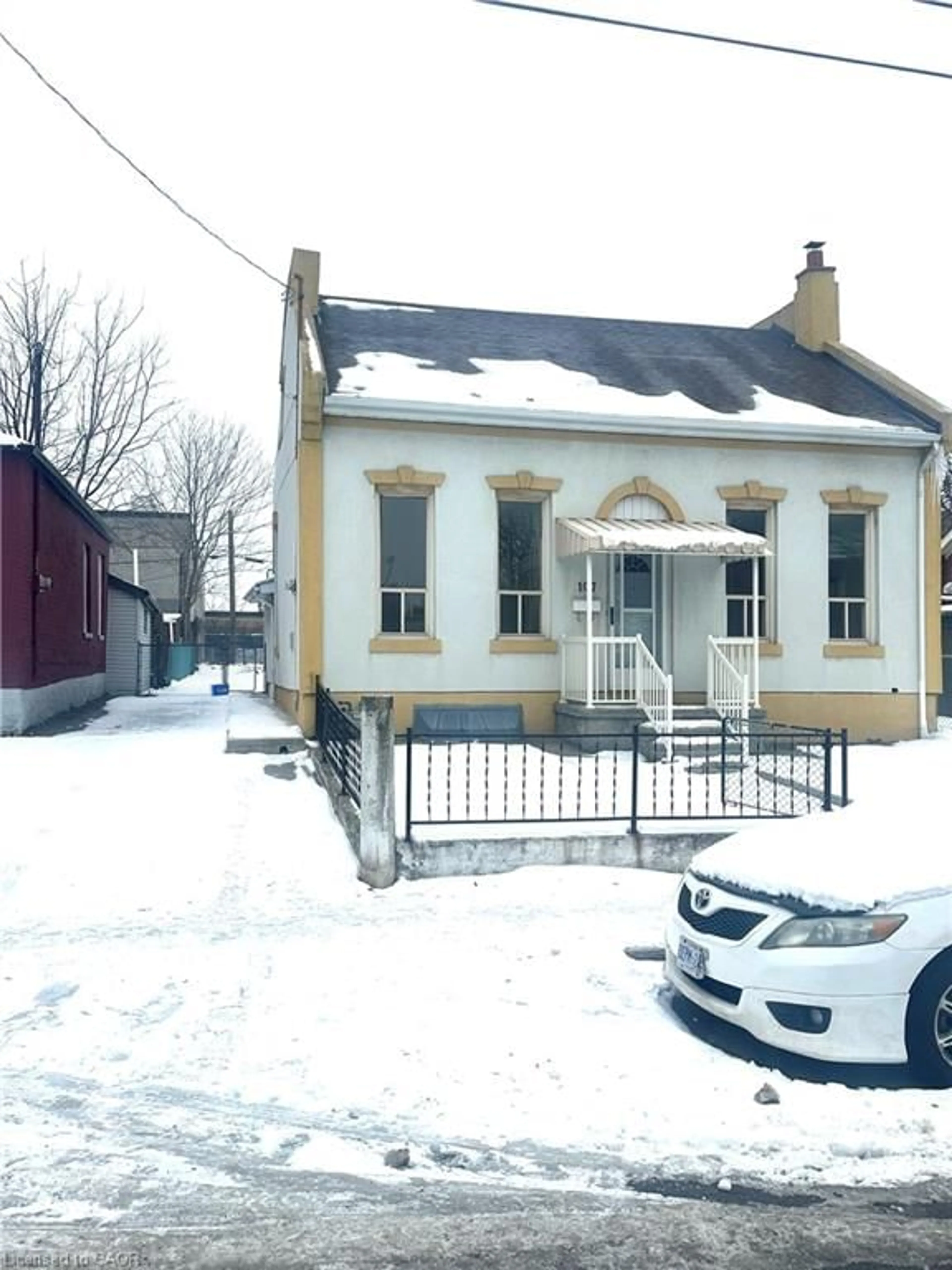 A pic from outside/outdoor area/front of a property/back of a property/a pic from drone, street for 107 Cathcart St, Hamilton Ontario L8L 5A1