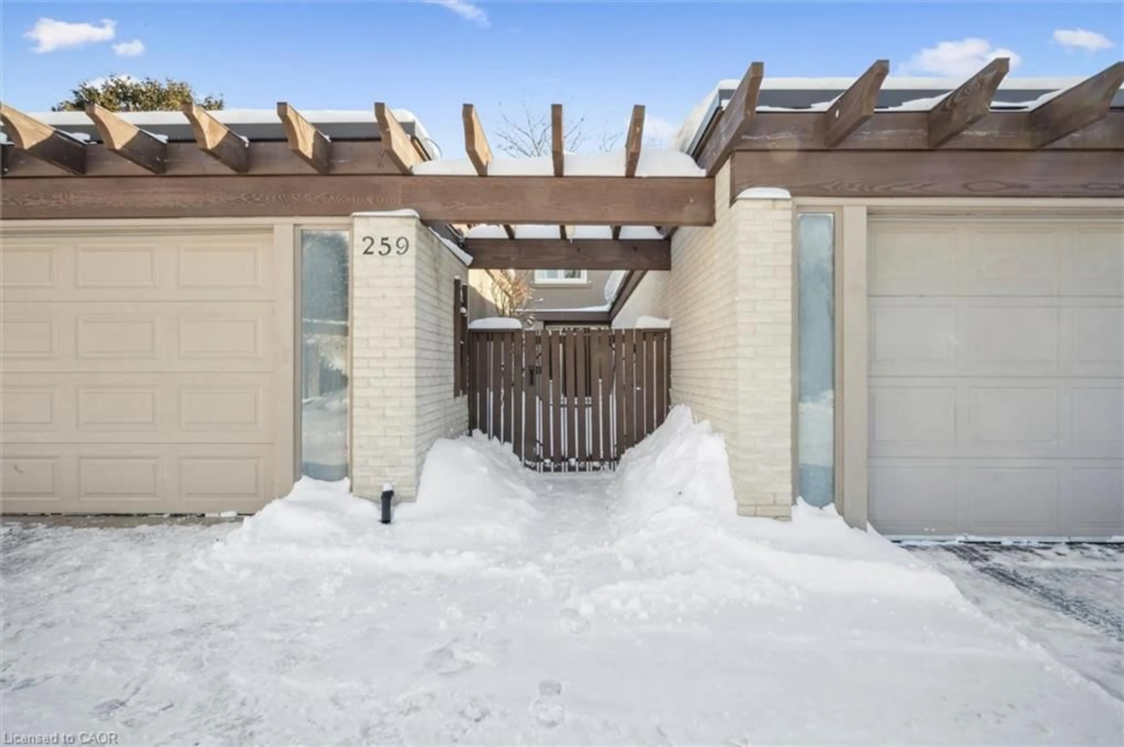 Patio, street for 259 Old Post Rd, Waterloo Ontario N2L 5B8