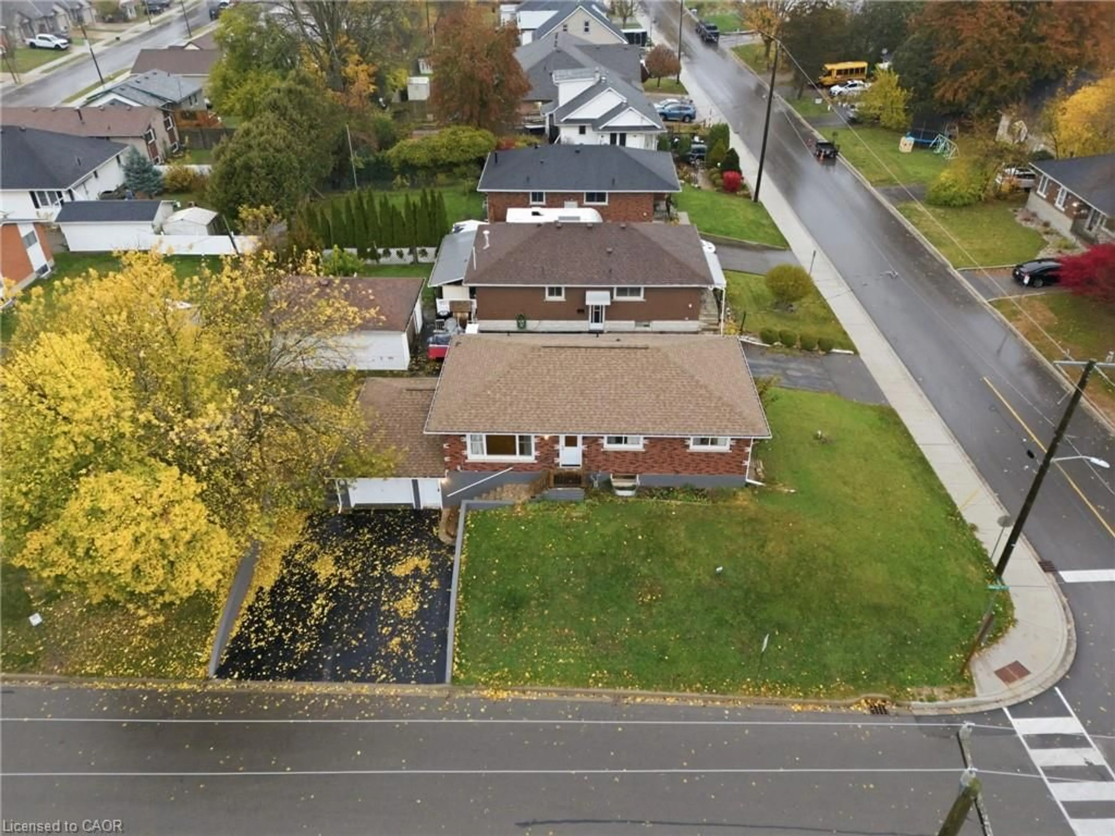 A pic from outside/outdoor area/front of a property/back of a property/a pic from drone, street for 31 Oakwood Ave, Simcoe Ontario N3Y 1H5