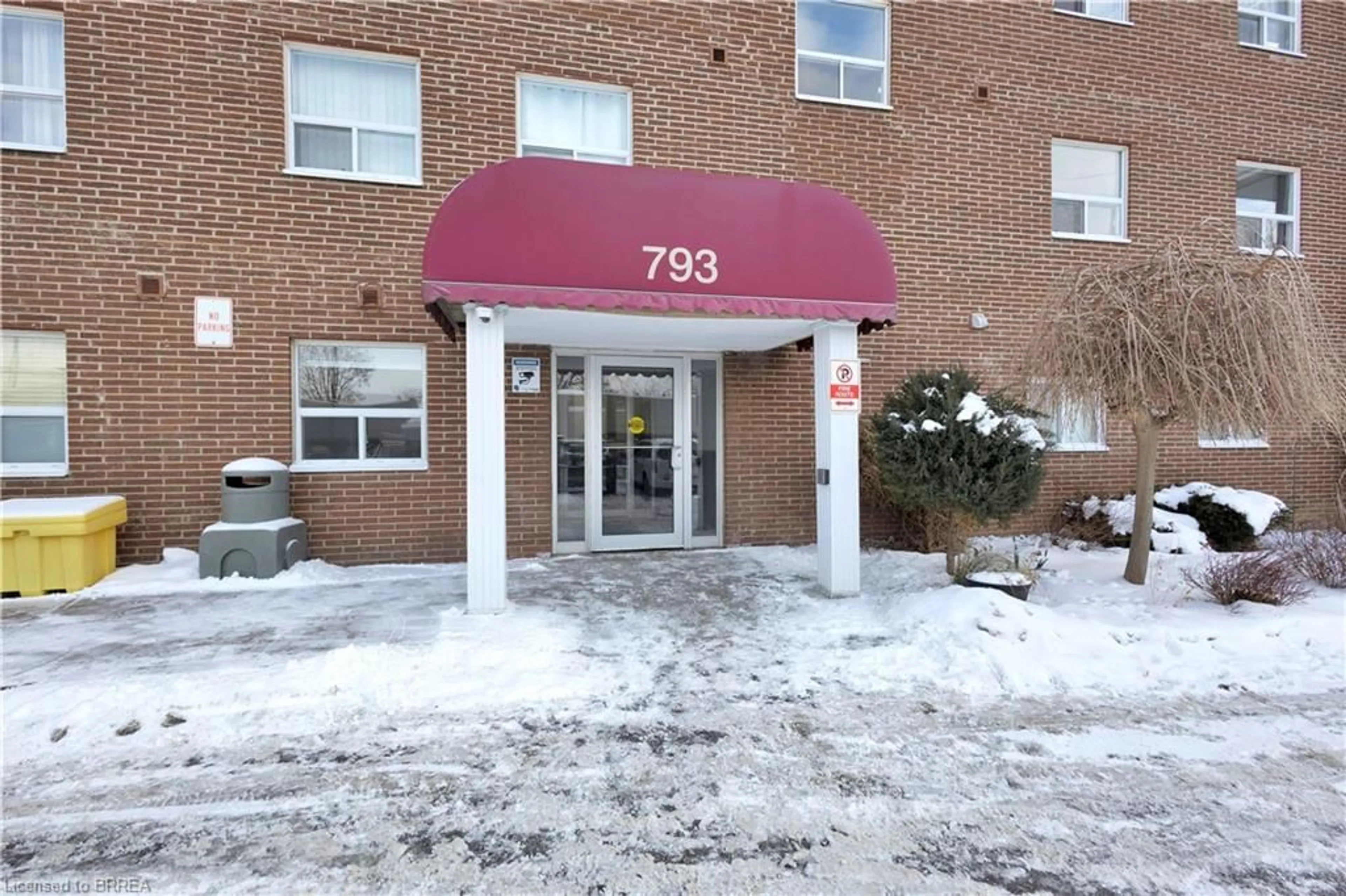 Indoor foyer for 793 Colborne St #212, Brantford Ontario N3S 7J3