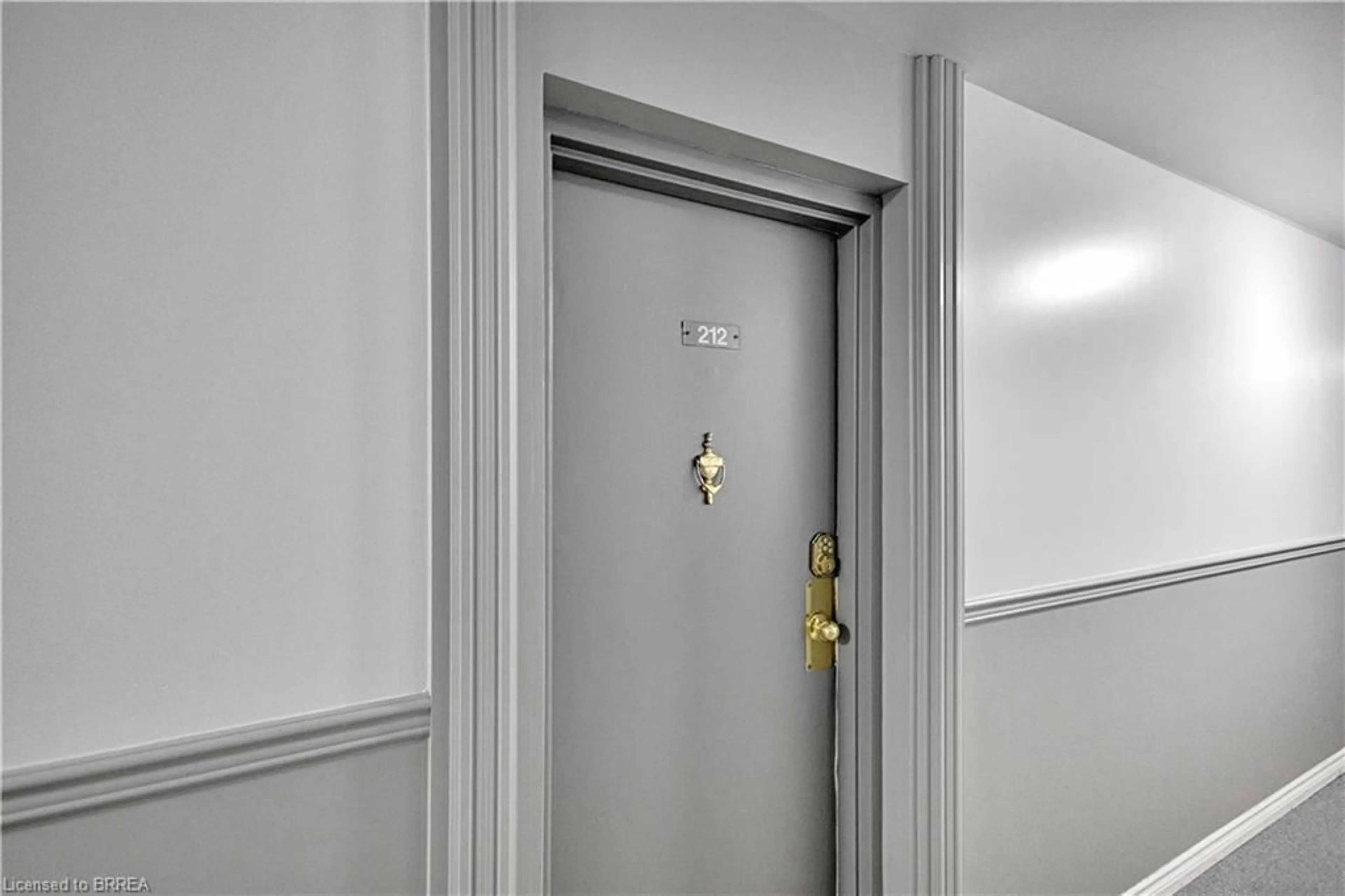 Indoor foyer for 793 Colborne St #212, Brantford Ontario N3S 7J3