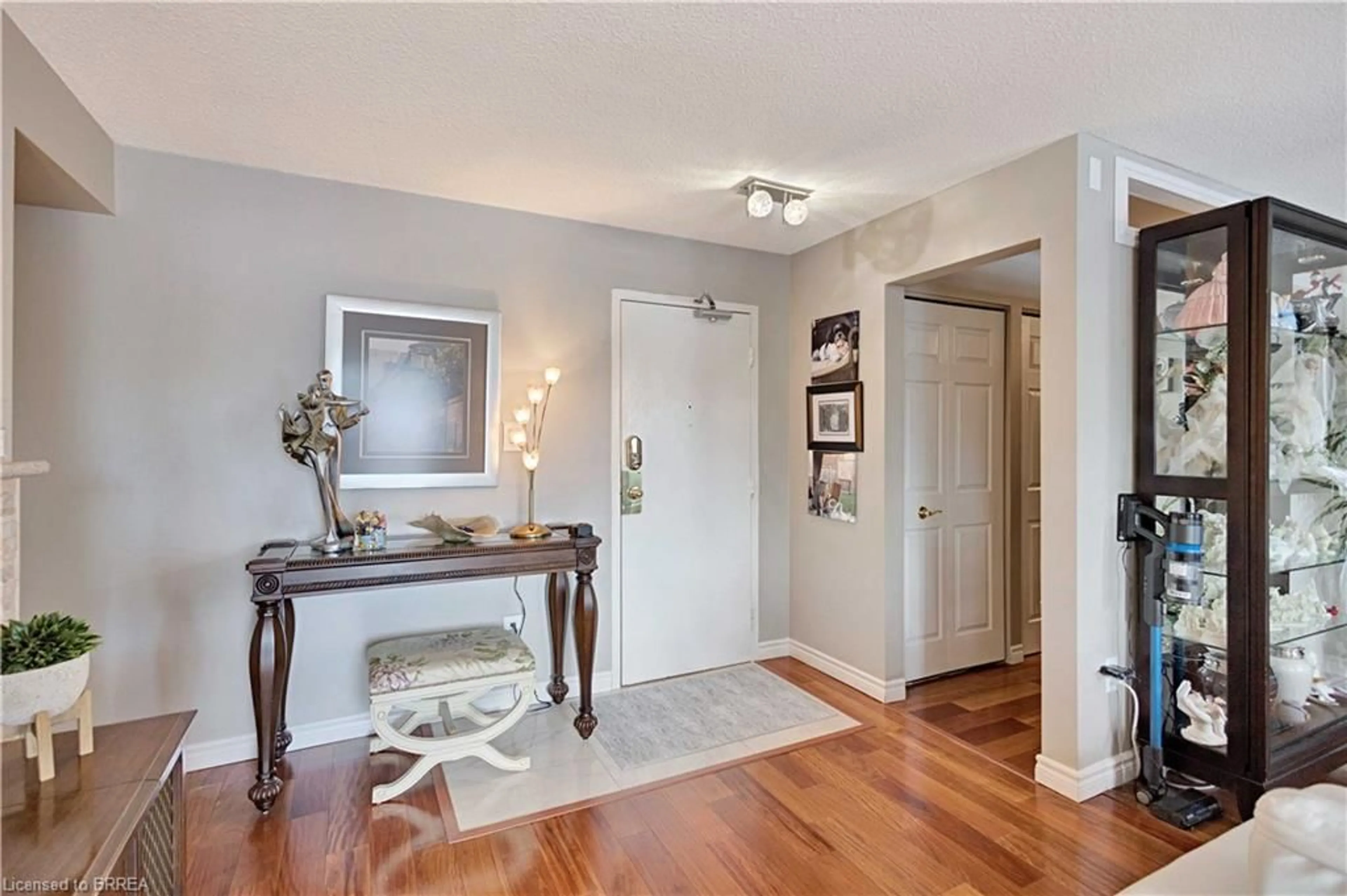 Indoor entryway for 793 Colborne St #212, Brantford Ontario N3S 7J3