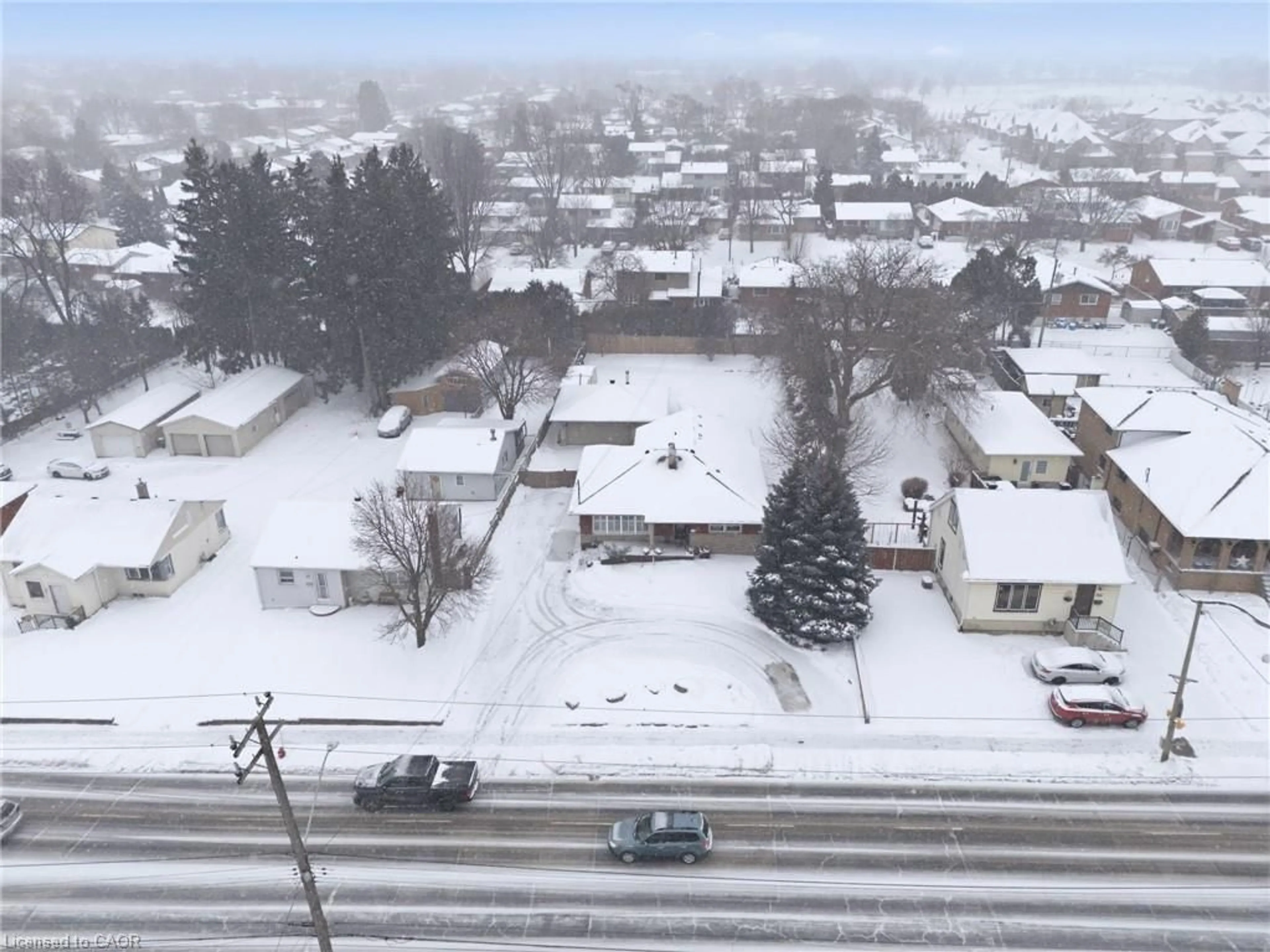A pic from outside/outdoor area/front of a property/back of a property/a pic from drone, street for 473 Mohawk Rd, Hamilton Ontario L9C 1X3