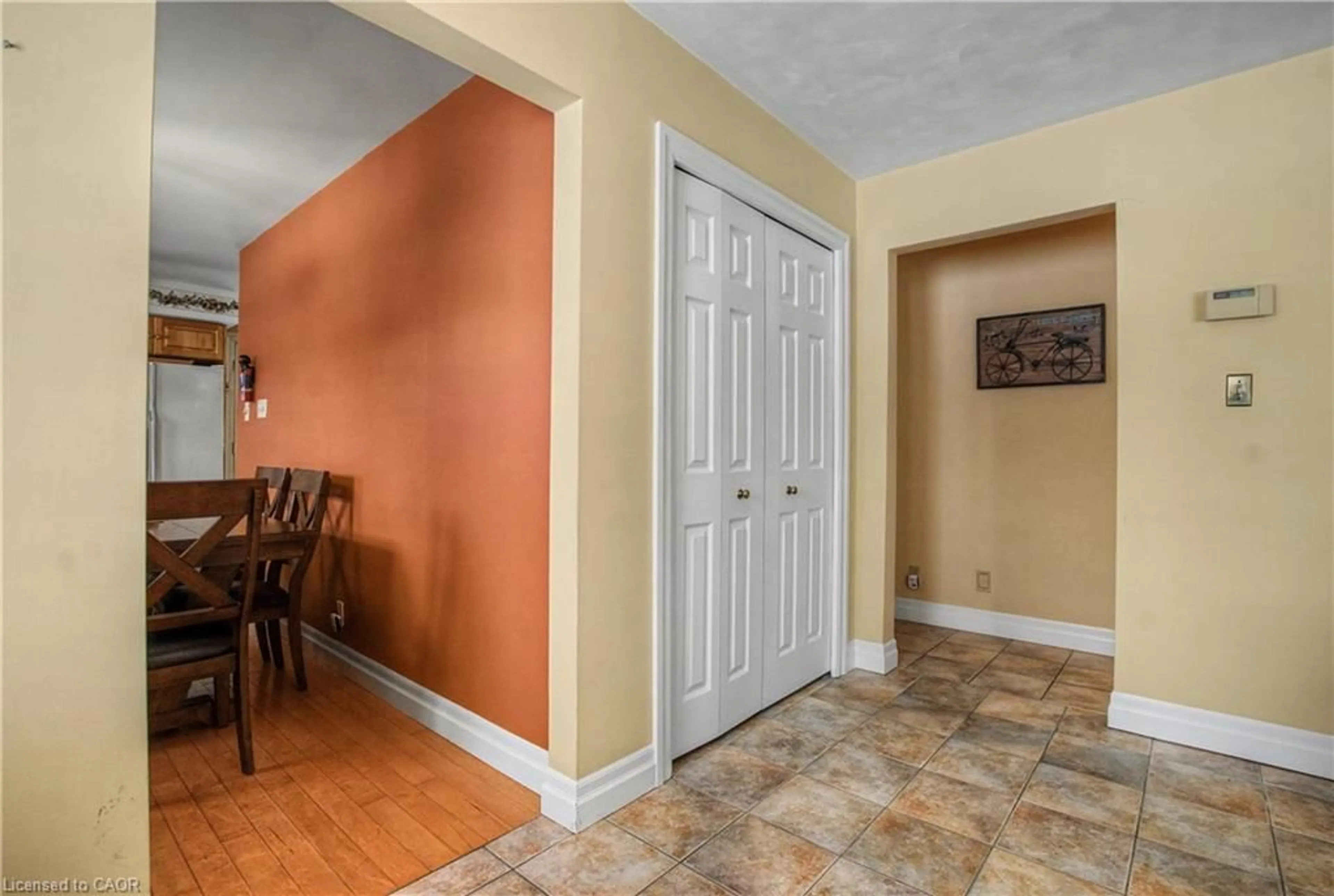Indoor entryway for 938 Wellington St, Port Elgin Ontario N0H 2C3
