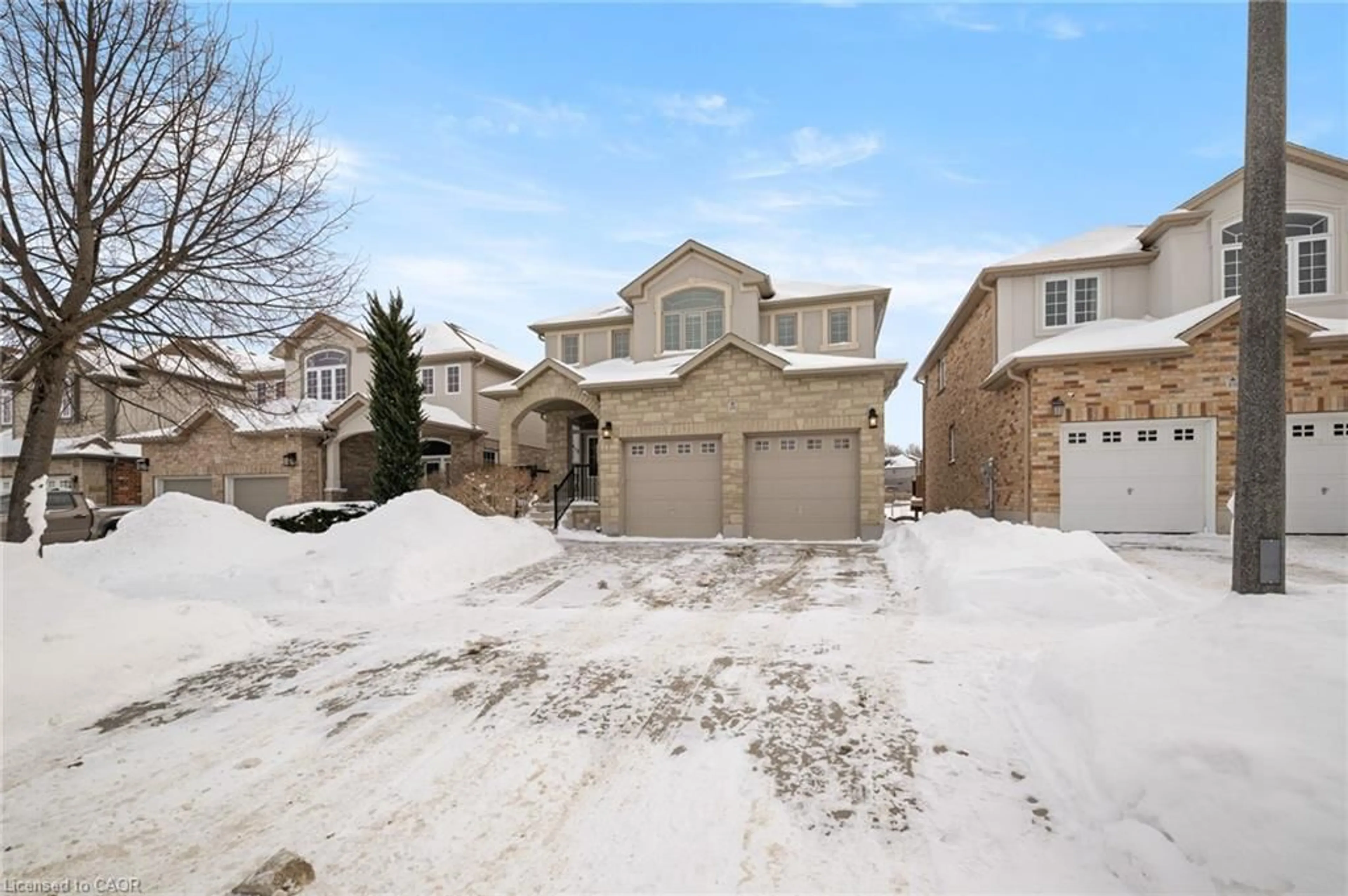 A pic from outside/outdoor area/front of a property/back of a property/a pic from drone, street for 279 Zeller Dr, Kitchener Ontario N2A 0B2