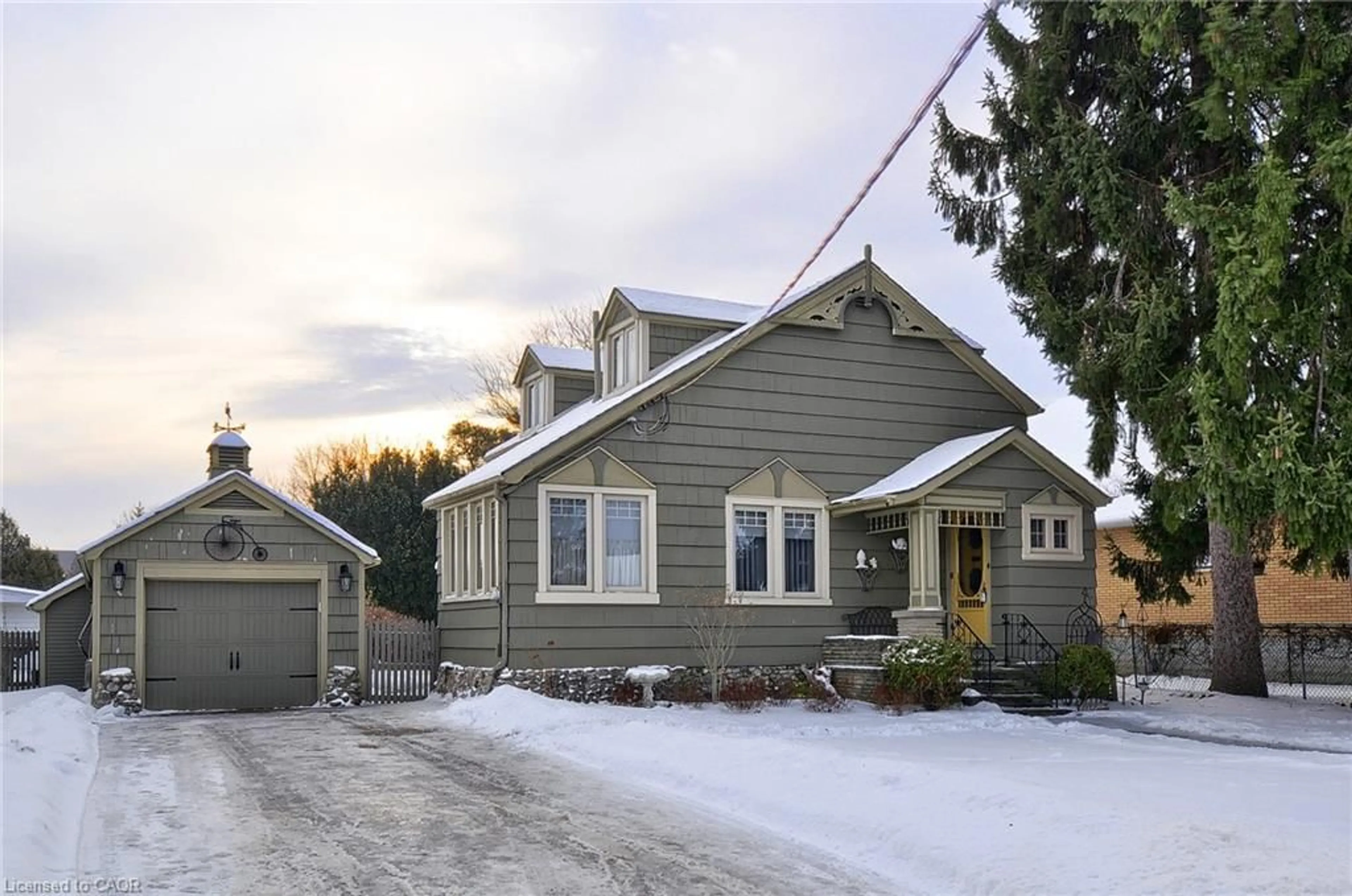 Home with vinyl exterior material, street for 628 Garden St, Cambridge Ontario N3H 4E5