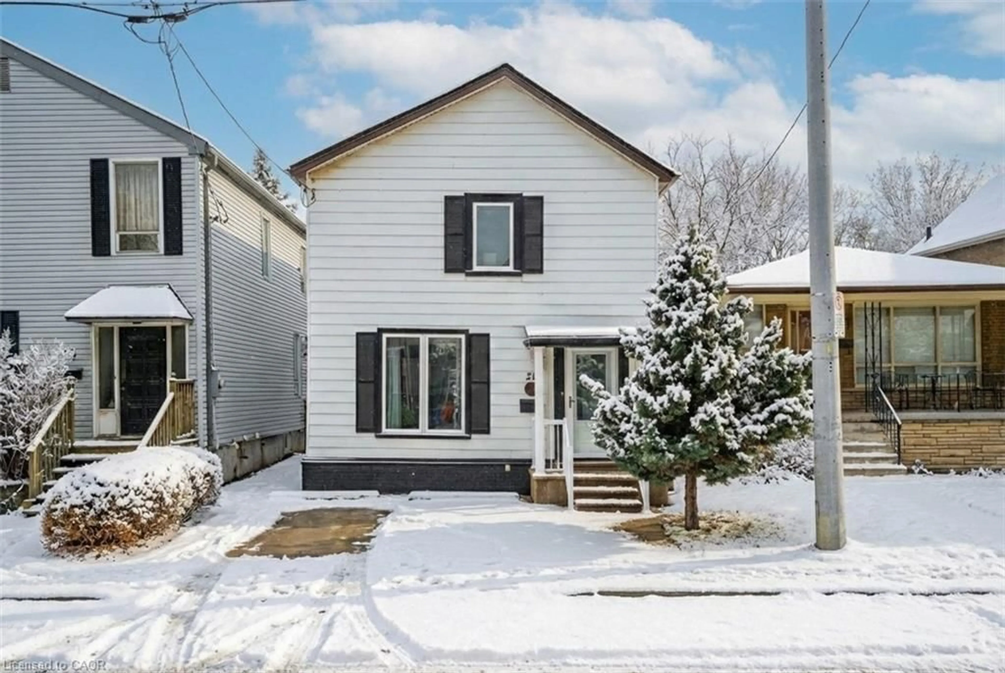 Home with vinyl exterior material, street for 21 Chatham St, Hamilton Ontario L8P 2B3