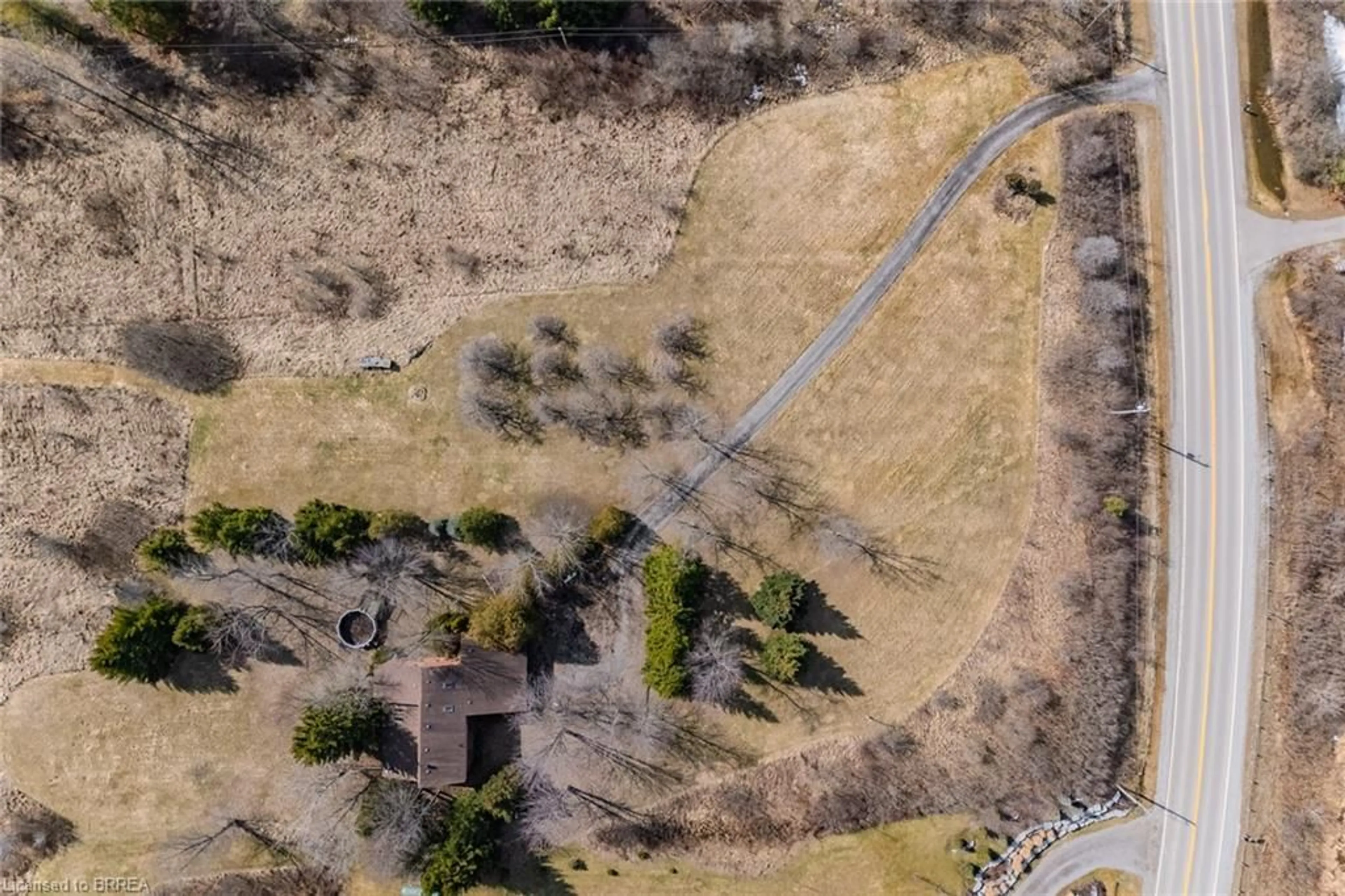 A pic from outside/outdoor area/front of a property/back of a property/a pic from drone, unknown for 39 Baptist Church Rd, Brantford Ontario N3T 5L4