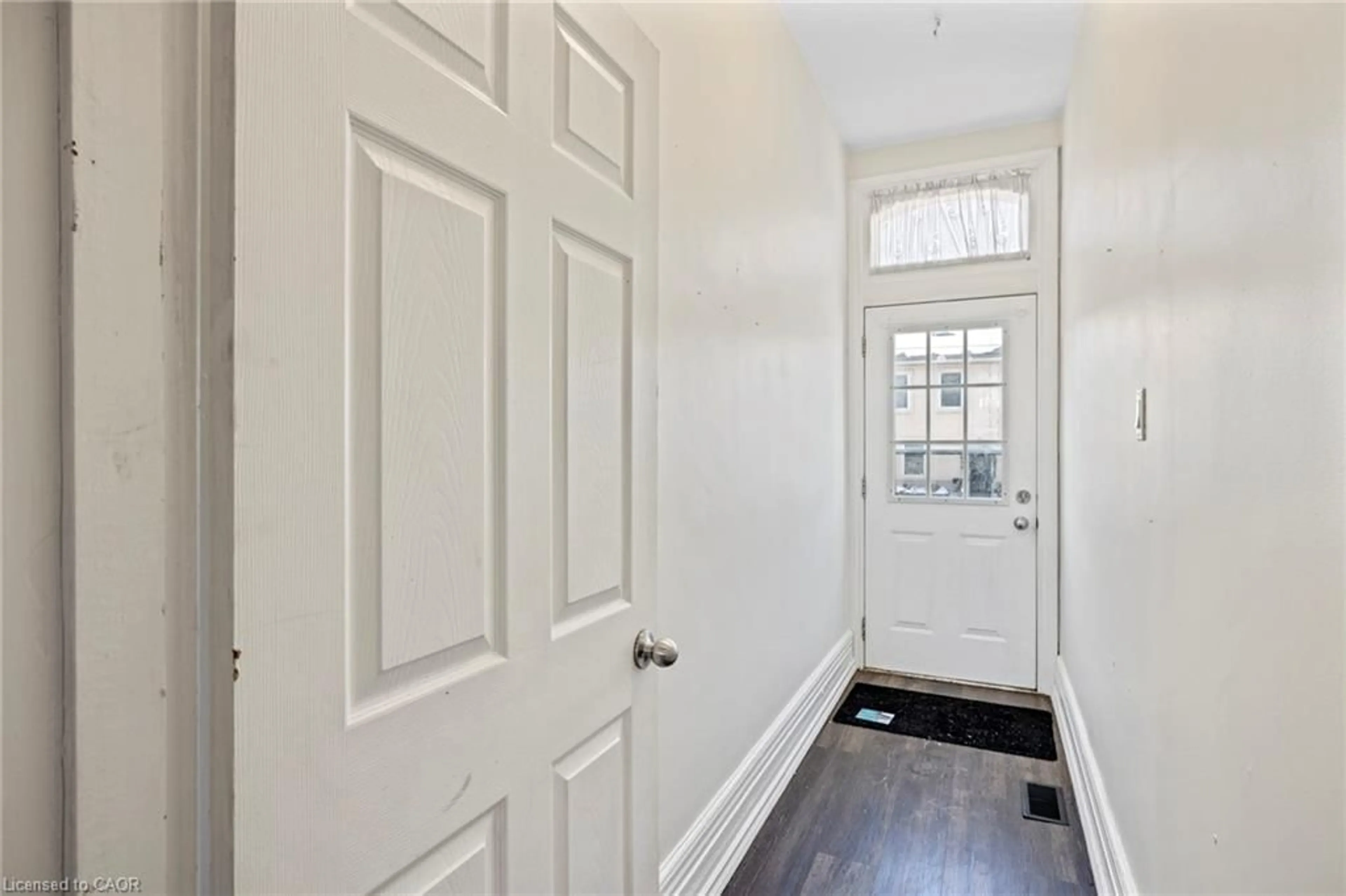 Indoor entryway for 244 Wellington St #F, Hamilton Ontario L8L 5A8