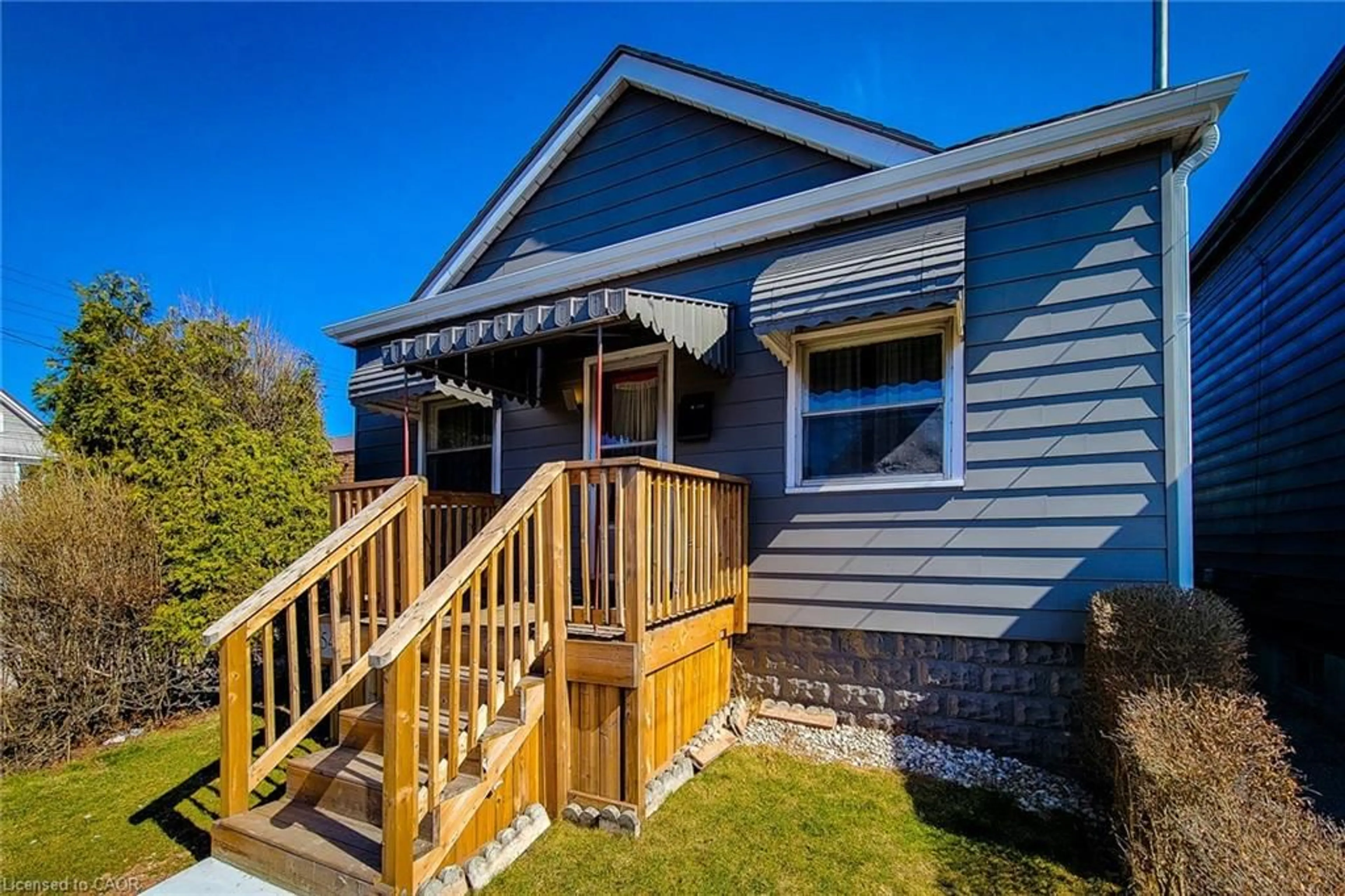 Home with vinyl exterior material, street for 54 Fairview Ave, Hamilton Ontario L8L 7B6