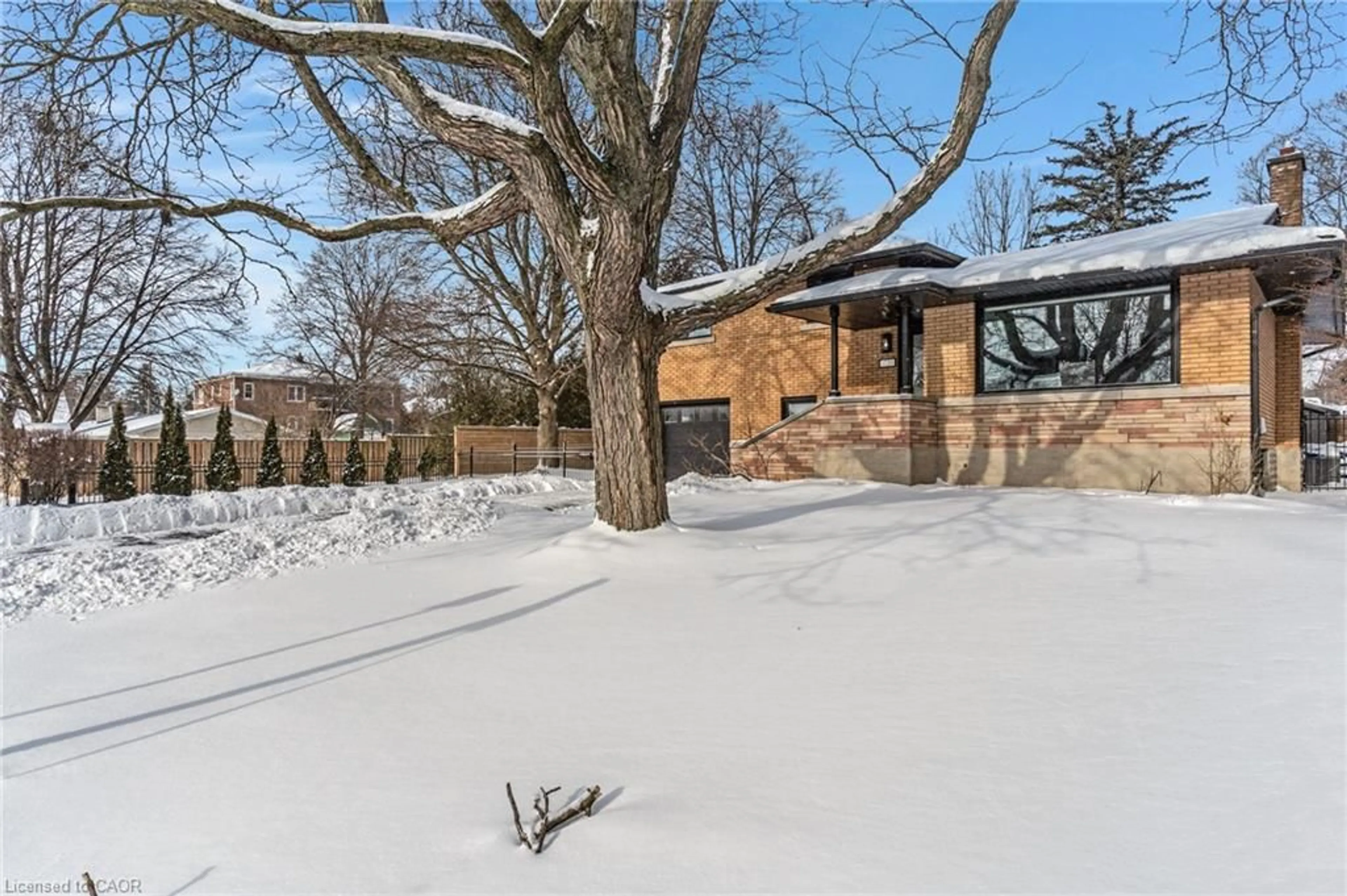 Patio, street for 1735 Queenston Rd, Cambridge Ontario N3H 3M3