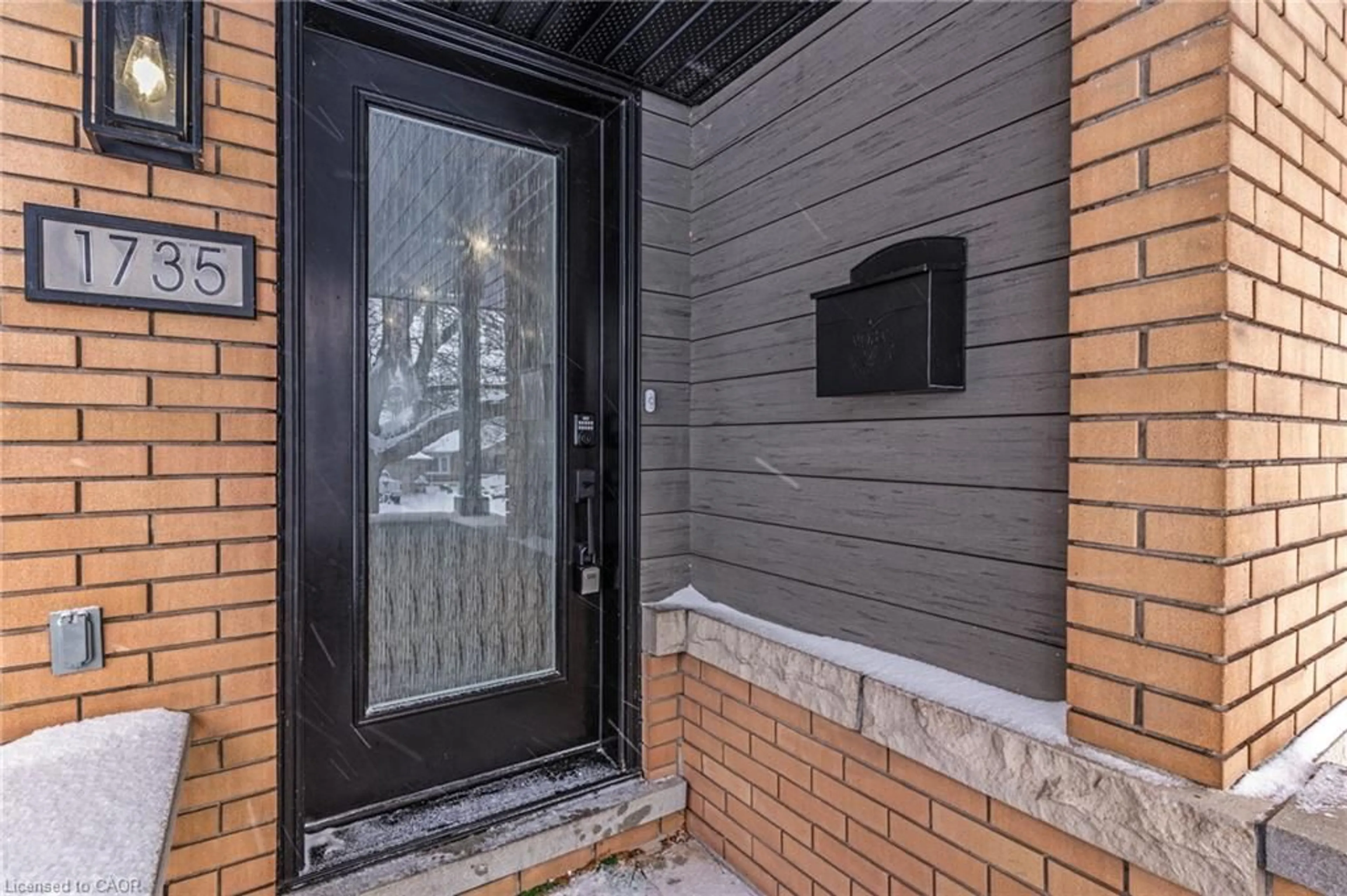 Indoor entryway for 1735 Queenston Rd, Cambridge Ontario N3H 3M3