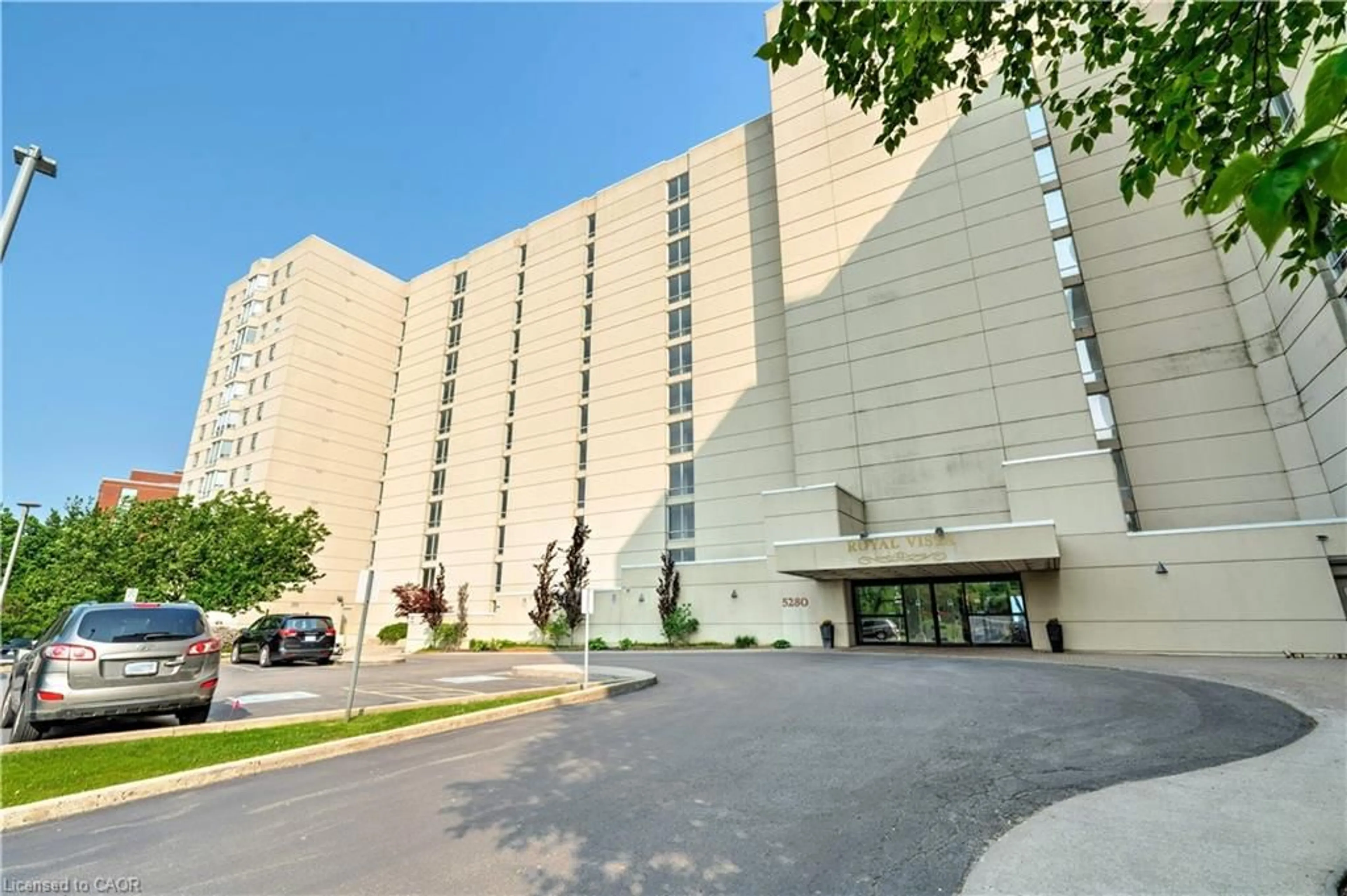 Indoor foyer for 5280 Lakeshore Rd #605, Burlington Ontario L7L 5R1