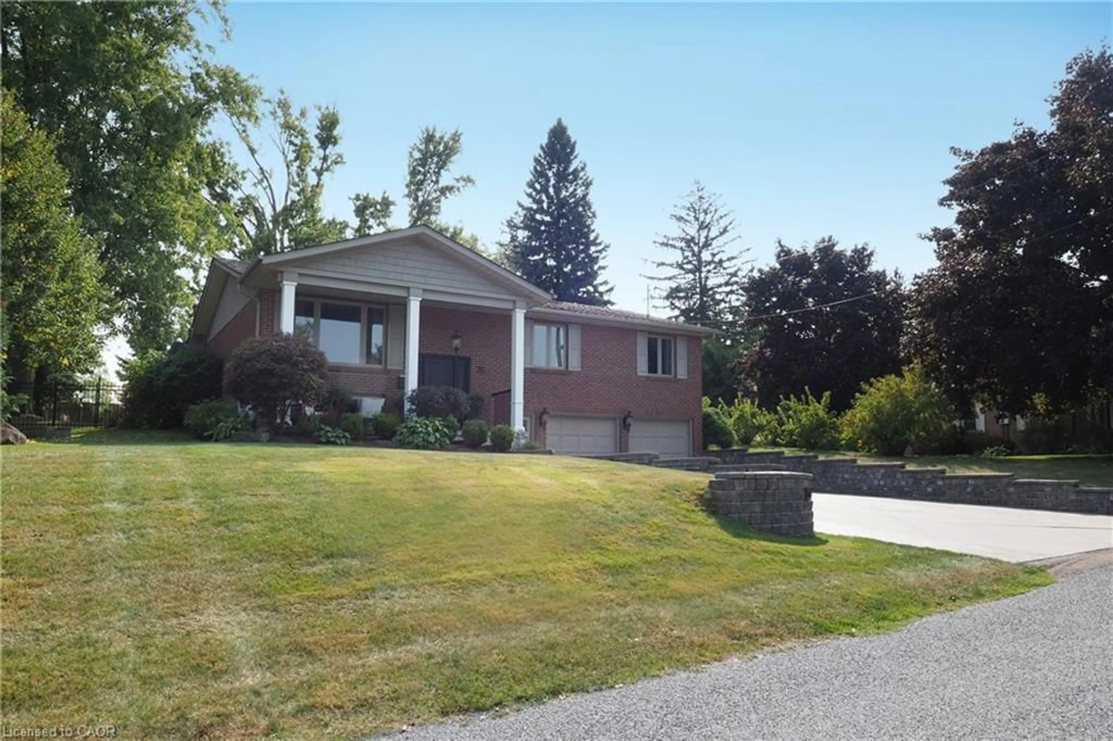 Home with vinyl exterior material, street for 76 Flaxmill Dr, Conestogo Ontario N0B 1N0