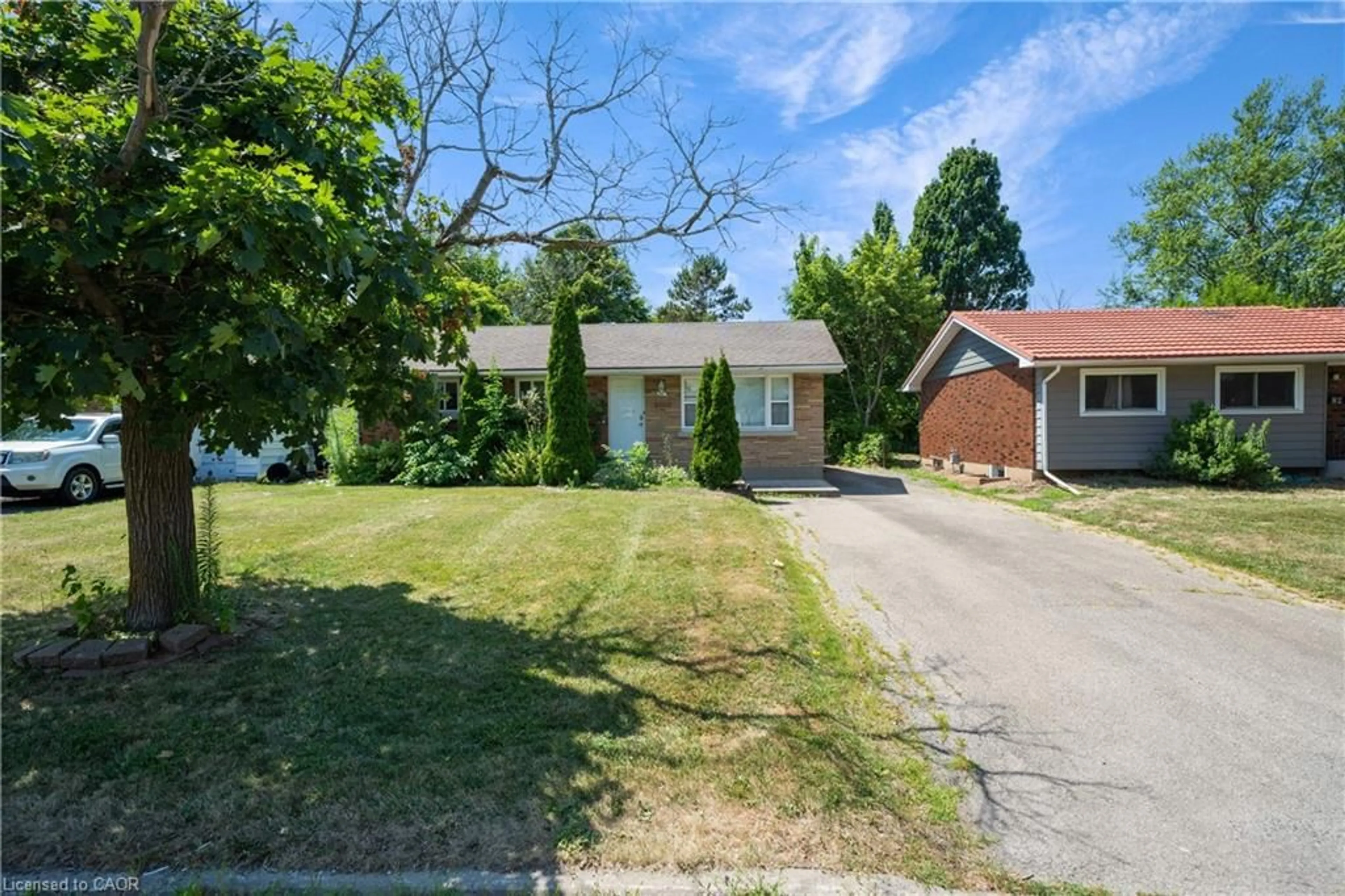 A pic from outside/outdoor area/front of a property/back of a property/a pic from drone, street for 84 Jacobson Ave, St. Catharines Ontario L2T 3A3