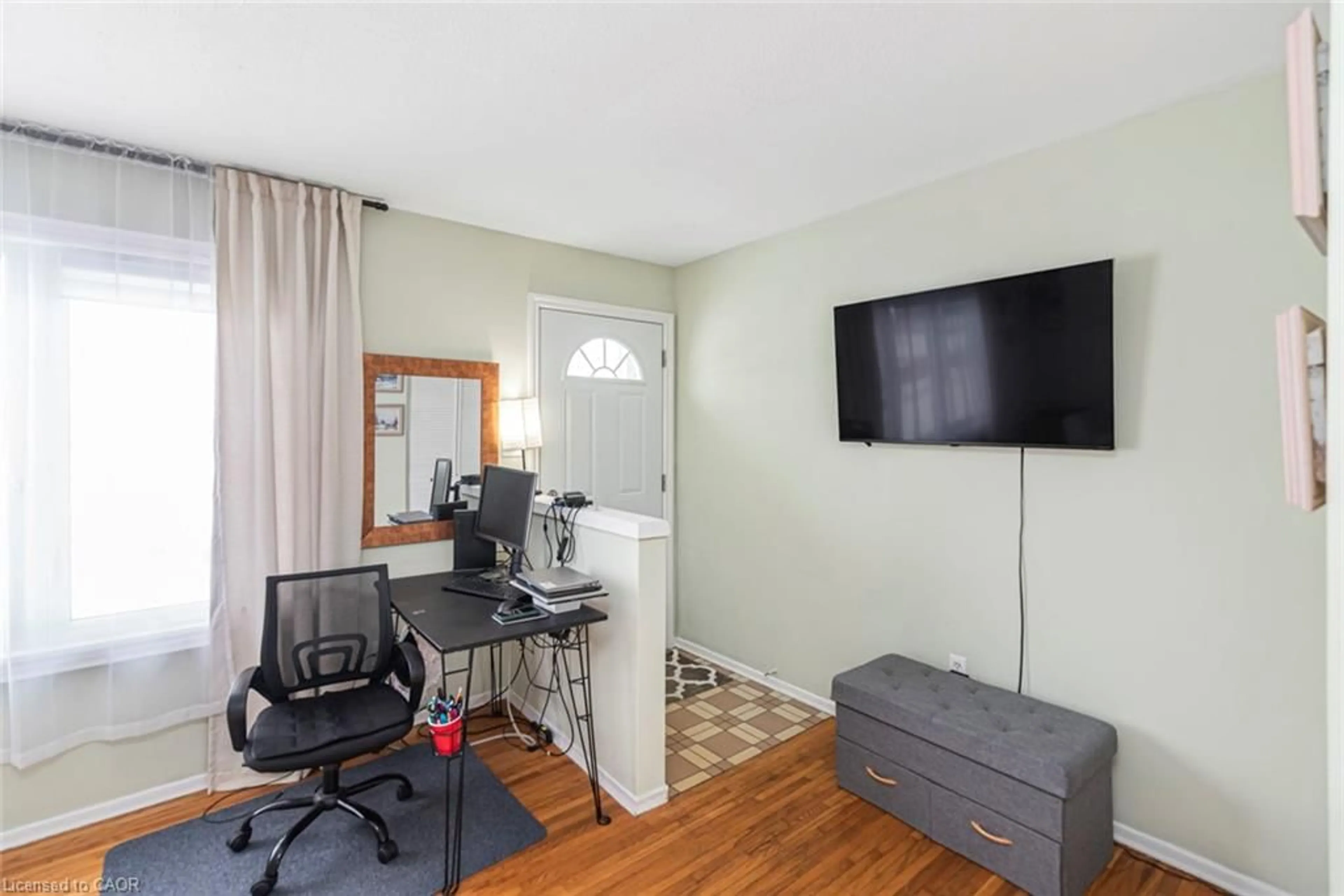 A pic of a room for 48 Riverdale Dr #2, Hamilton Ontario L8E 1K3